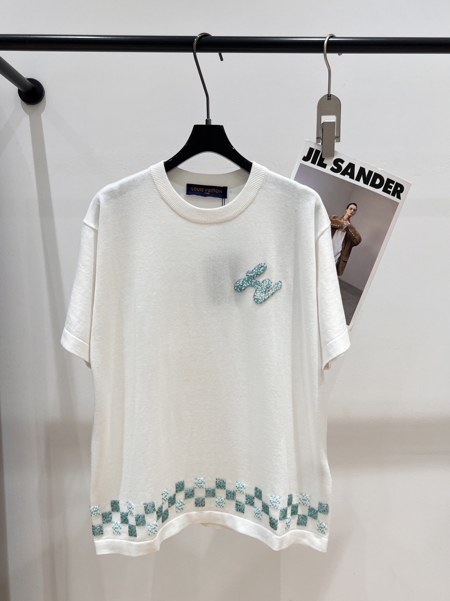 NO:425194,——LV——2025 summer new knitted short sleeves, on sale on the official website, heavy industry nail bead embroidery, high craftsmanship can be seen from the naked eye, super heavy industry, same style for men and women, loose style, super texture SML, louis vuitton, T-shirt, alexander wang19860909——LV——2025夏季新款针织短袖,官网在售,重工钉珠绣花打造,工艺高肉眼可见,超级重工,男女同款,版型宽松,质感超强SML,,louis vuitton,T-shirt,alexander wang,Women's clothing