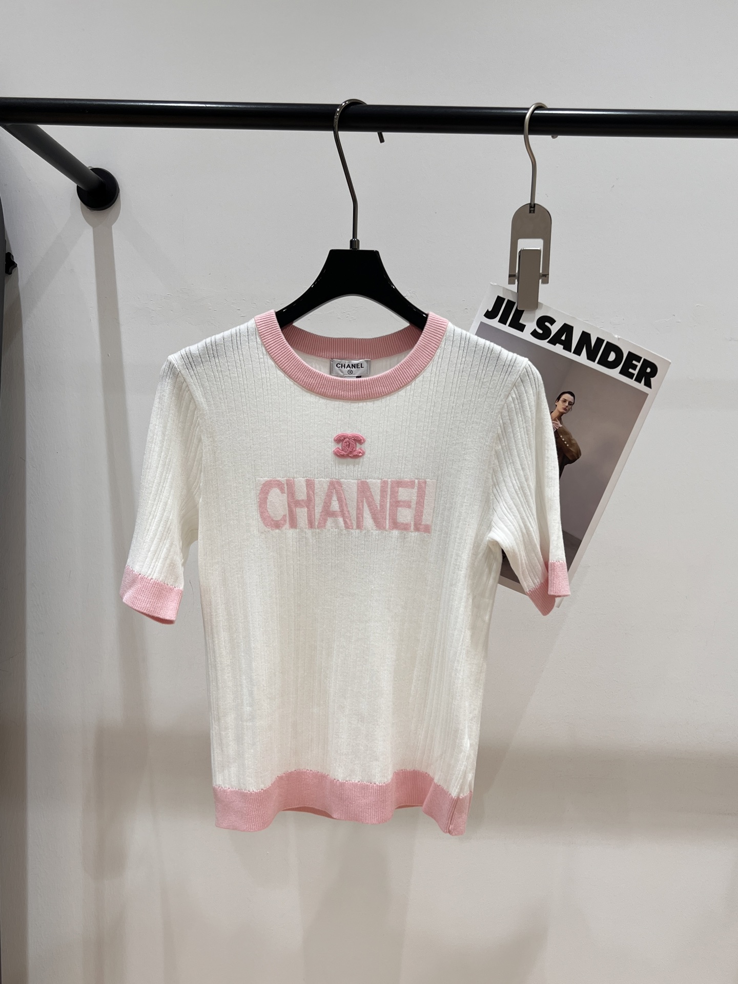 NO:425202,——CHANE*——2025 summer new knitted short-sleeved style, the color matching is really good, white with cherry blossom powder, it is very clean and fresh, the fabric is soft and breathable, the chest is matched with three-dimensional velvet double C icon, the texture is very strong SML, chanel, T-shirt, alexander wang19860909——CHANE*——2025夏季新款针织短袖,配色真的好好看,白色搭配樱花粉,好干净好清新,面料柔软透气,胸前搭配立体丝绒双C图标,质感极强SML,,chanel,T-shirt,alexander wang,Women's clothing