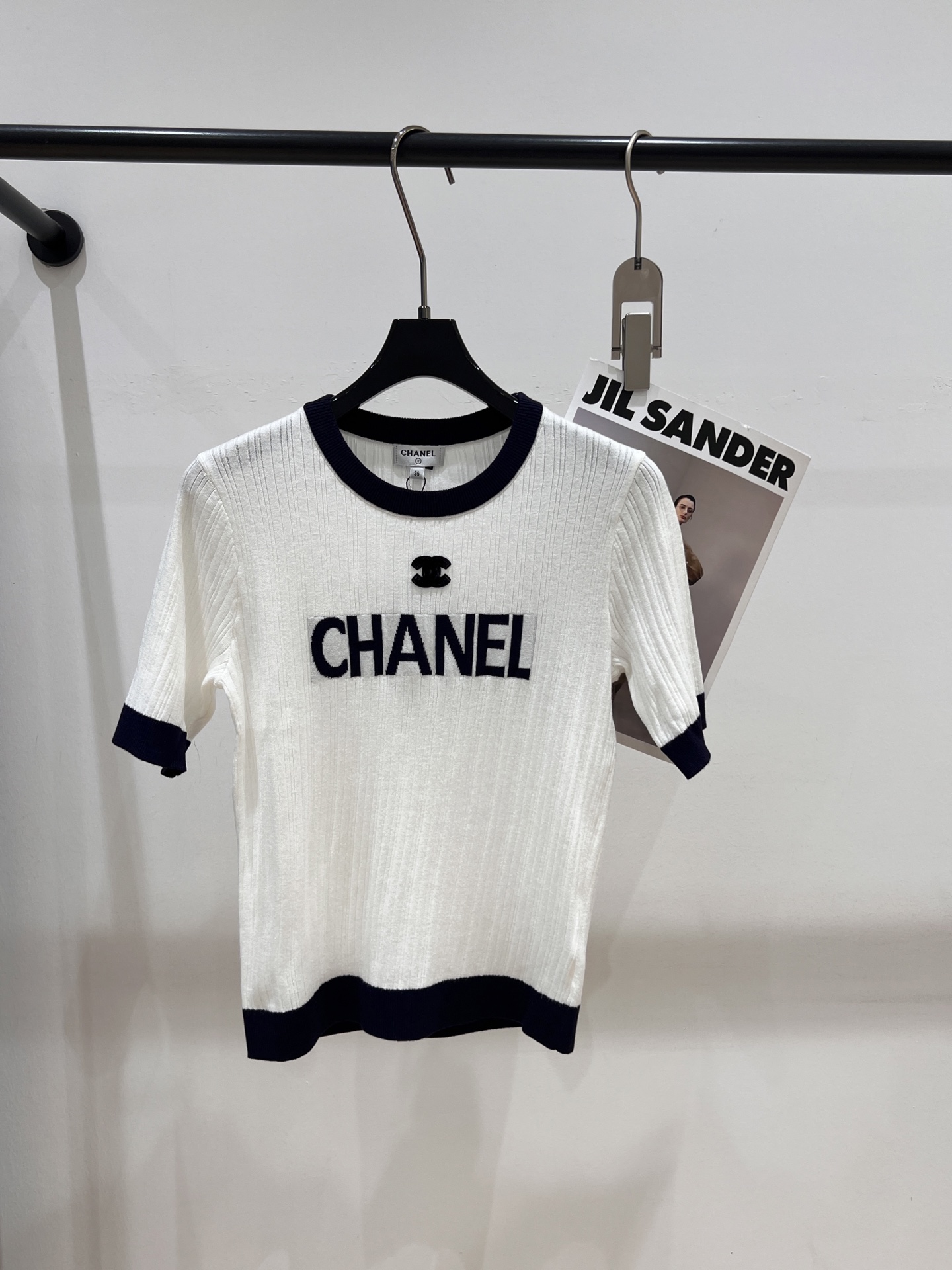 NO:425209,——CHANE*——2025 summer new knitted short-sleeved style, the color scheme is really good, white with navy blue, very high-end, the fabric is soft and breathable, the chest is matched with three-dimensional velvet double C icon, the texture is very strong SML, chanel, T-shirt, alexander wang19860909——CHANE*——2025夏季新款针织短袖,配色真的好好看,白色搭配藏蓝色,好高级,面料柔软透气,胸前搭配立体丝绒双C图标,质感极强SML,,chanel,T-shirt,alexander wang,Women's clothing