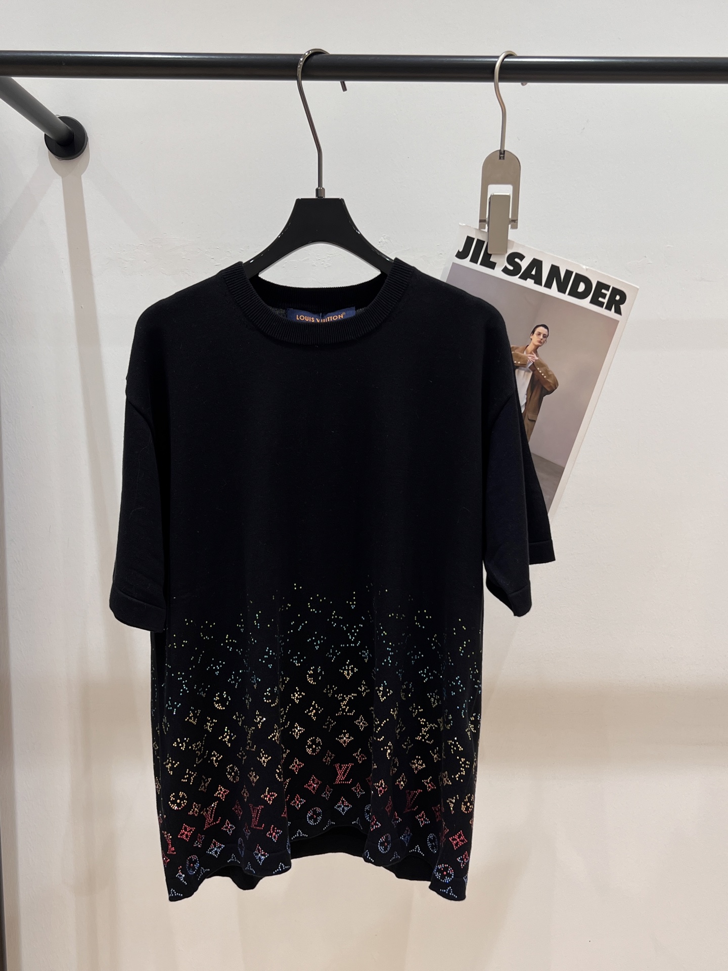 NO:425216,——LV——2025 summer new knitted short-sleeved shirt, on sale on the official website, heavy high-temperature ironing diamonds, using starry sky gradient color arrangement ironing diamonds, layer by layer, really feels very comfortable, luxurious and low-key, loose style, same style for men and women,,louis vuitton, T-shirt, alexander wang19860909——LV——2025夏季新款针织短袖,官网在售,重磅高温烫钻,采用星空渐变色排布烫钻,层层渐变,真的好有感觉,奢华又低调,版型宽松,男女同款SML,,louis vuitton,T-shirt,alexander wang,Women's clothing