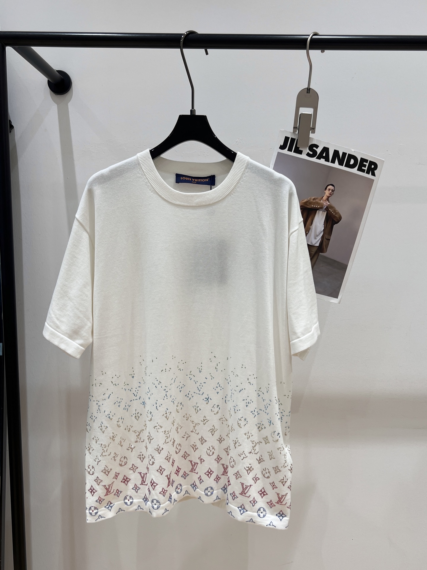 NO:425157,——LV——2025 summer new knitted short-sleeved shirt, on sale on the official website, heavy high-temperature ironing diamonds, using starry sky gradient color arrangement ironing diamonds, layer by layer, really feels very comfortable, luxurious and low-key, loose style, same style for men and women,,louis vuitton, T-shirt, alexander wang19860909——LV——2025夏季新款针织短袖,官网在售,重磅高温烫钻,采用星空渐变色排布烫钻,层层渐变,真的好有感觉,奢华又低调,版型宽松,男女同款SML,,louis vuitton,T-shirt,alexander wang,Women's clothing