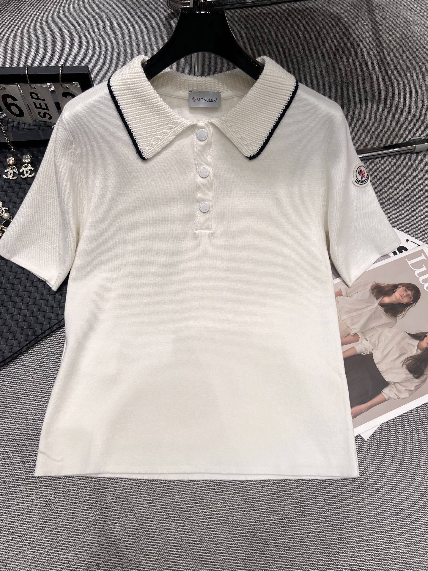 NO:437837,——MONCLE*——2025 early autumn new small lapel knitted short sleeves, contrasting color elements bring a hint of college style, super age reduction, and it is very clean and high-end SML, skirts, T-shirt, alexander wang19860909——MONCLE*——2025早秋新款小翻领针织短袖,撞色元素带来了一丝丝学院风,超级减龄,搭配裤子或者百褶裙都很干净高级SML,,skirts,T-shirt,alexander wang,Women's clothing