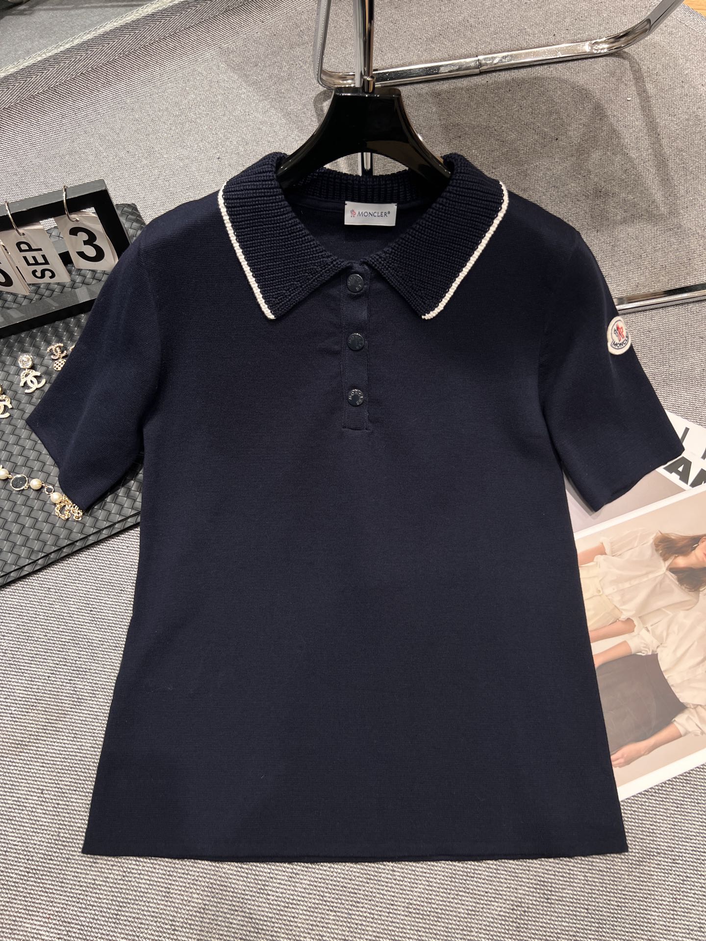 NO:437853,——MONCLE*——2025 early autumn new small lapel knitted short sleeves, contrasting color elements bring a hint of college style, super age reduction, and it is very clean and high-end SML, skirts, T-shirt, alexander wang19860909——MONCLE*——2025早秋新款小翻领针织短袖,撞色元素带来了一丝丝学院风,超级减龄,搭配裤子或者百褶裙都很干净高级SML,,skirts,T-shirt,alexander wang,Women's clothing