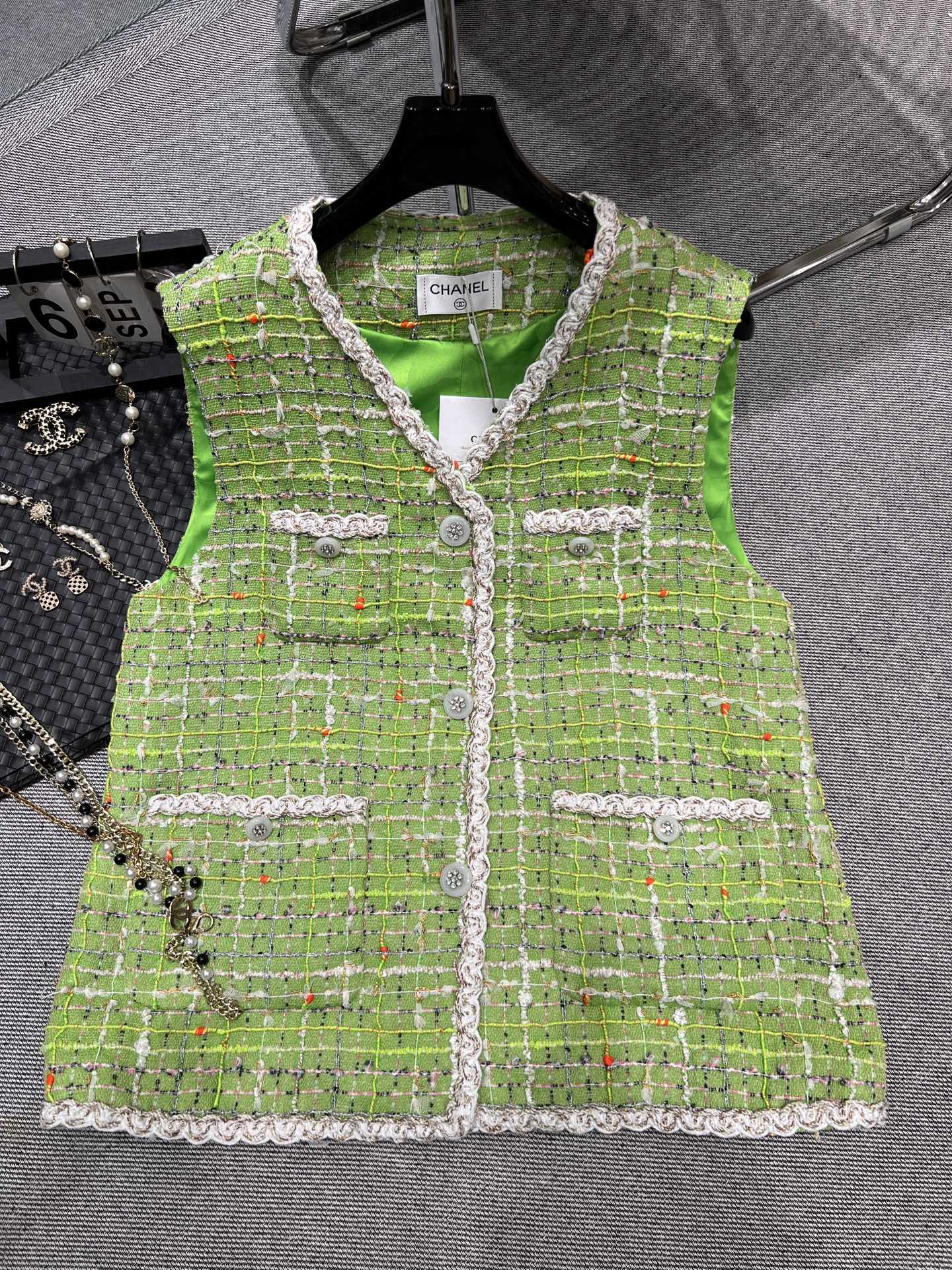 NO:437865,——Chane*——The new vest in early autumn 2025, exclusive edition, imported fabrics and hand-sewn laces, full of exquisiteness, bright color schemes always make people shine, loose style, really suitable for layering, and can also be matched with a white lapel shirt inside, which is even more amazing, SML, chanel, alexander wang19860909——Chane*——2025早秋新款马甲,独家开版,采用进口面料搭配手工缝制花边,精致感拉满,明亮的配色总是让人眼前一亮,版型宽松,真的超级适合叠穿,里面也可搭配翻领白衬衣,那更是惊艳,SML,,chanel,alexander wang,Women's clothing