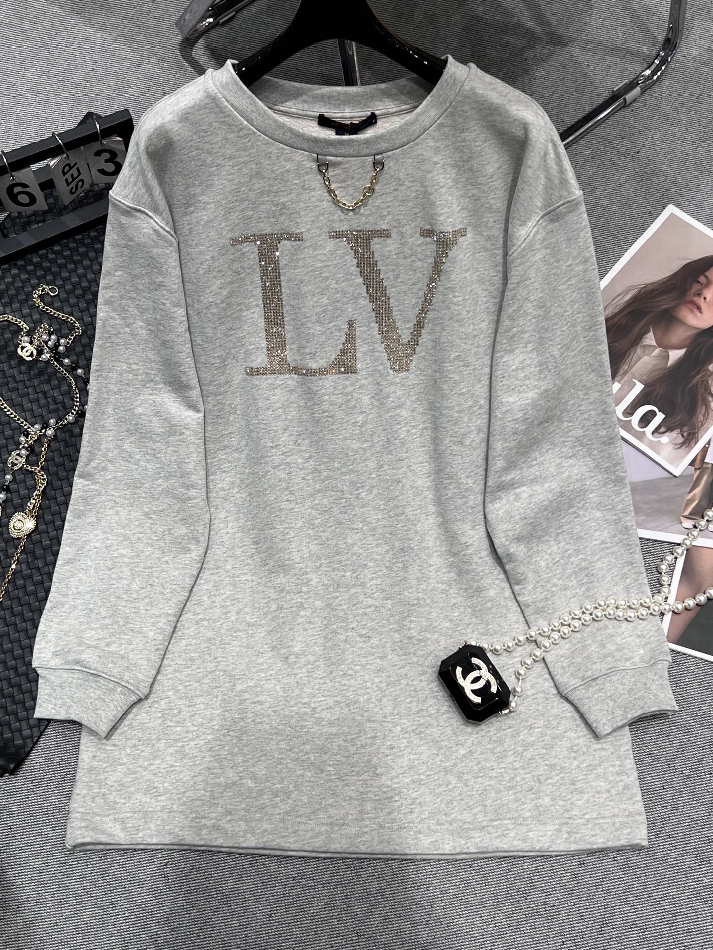 NO:438813,——LV—2025 early autumn new ironing sweatshirt, on sale on the official website, medium-length series, direct beauty to the circle!  It continues the usual luxury tone of LV. The iconic letters on the chest are outlined by the scalded diamonds. Each diamond is strictly selected for high-quality rhinestones, which reflects dazzling light in the light and instantly becomes the focus of the crowd. The classic style is suitable for all body shapes, loose but not bloated, the fabric is top-quality combed cotton, skin-friendly and breathable, and the wear experience is full. SML,, louis vuitton, hoodie, sweatshirts, alexander wang19860909——LV——2025早秋新款烫钻卫衣,官网在售,中长系列,直接美出圈！它延续LV一贯的奢华调性,胸前标志性的字母被烫钻勾勒,每颗钻都严选高品质水钻,在光线下折射出夺目的光芒,瞬间成为人群焦点.经典版型适配各种身形,宽松却不臃肿,面料是顶级精梳棉,亲肤又透气,穿着体验满分.SML,,louis vuitton,hoodie,sweatshirts,alexander wang,Women's clothing