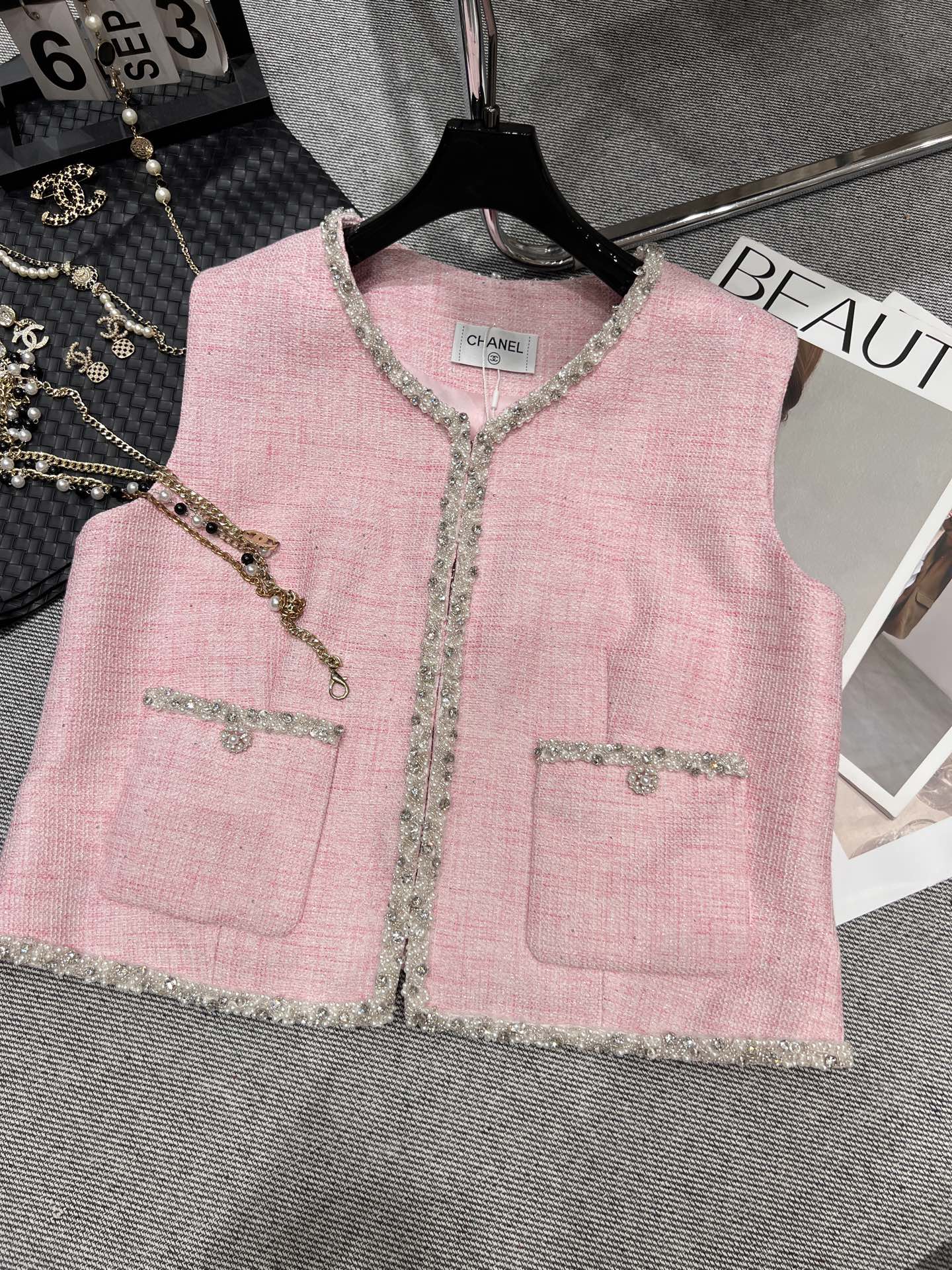 NO:438830,——Chane*—2025 early autumn new small fragrance vest, exclusive and exclusive edition, pure hand-sewn lace, super beautiful cherry blossom powder, super tender SML, chanel, alexander wang19860909——Chane*——2025早秋新款小香风马甲,独家独家开版,纯手工缝制花边,超级漂亮的樱花粉,超级显嫩SML,,chanel,alexander wang,Women's clothing