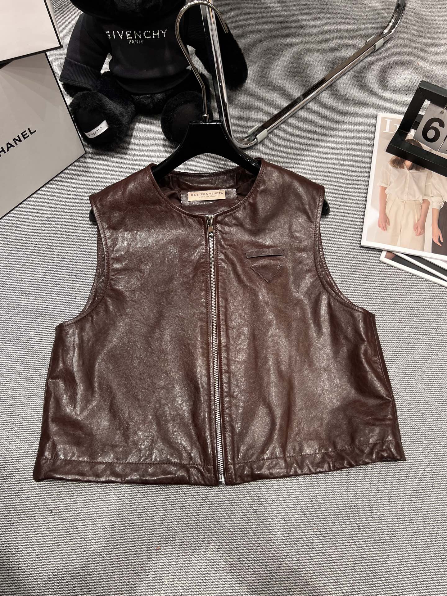 NO:459313,With dust bag - BV - 2025 early autumn new zippered leather vest, using high-quality imported sheepskin, also known as cold green leather, delicate and soft leather, hem drawstring design adjustment SMLXL, bottega veneta, sheepskin, alexander wang19860909配防尘袋——BV——2025早秋新款拉链皮马甲,采用优质进口绵羊皮,又称冷翠皮,皮质细腻柔软,下摆抽绳设计调节SMLXL,,bottega veneta,sheepskin,alexander wang,Women's clothing