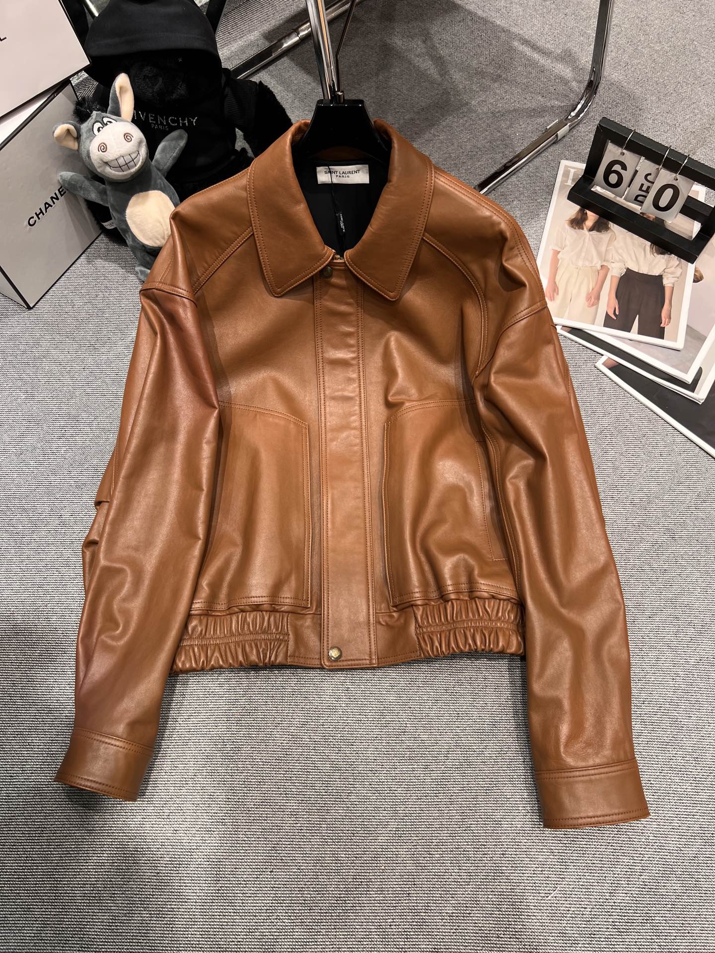 NO:459346,With dust bag - YSL - 2025 early autumn new leather jacket, on sale on the official website, the same style as Song Jia, is made of high-quality imported sheepskin material, handsome style, full of upper body aura SMLXL, saint laurent, jackets & coats, sheepskin, alexander wang19860909配防尘袋——YSL——2025早秋新款皮外套,官网在售,宋佳同款,采用优质进口绵羊皮材质,版型帅气,上身气场十足SMLXL,,saint laurent,jackets & coats,sheepskin,alexander wang,Women's clothing