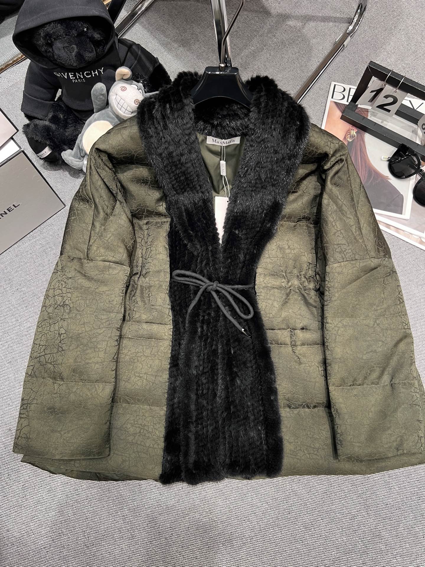 NO:568927,Equipped with dust bag - Max Mar* - 2025 autumn and winter new mink down jacket, using woven mink imported from Denmark as lace, the lining is filled with 90 white goose down, the whole dress is super classy, ​​the cuffs are spliced ​​design, foldable or not, fashionable SMLXL,, down jacket, alexander wang19860909配防尘袋——Max Mar*——2025秋冬新款水貂羽绒服,采用丹麦进口编织水貂作为花边,内胆填充90白鹅绒,整件衣服超级有档次,袖口拼接设计,可折叠或者不折叠,时尚大气SMLXL,,down jacket,alexander wang,Women's clothing
