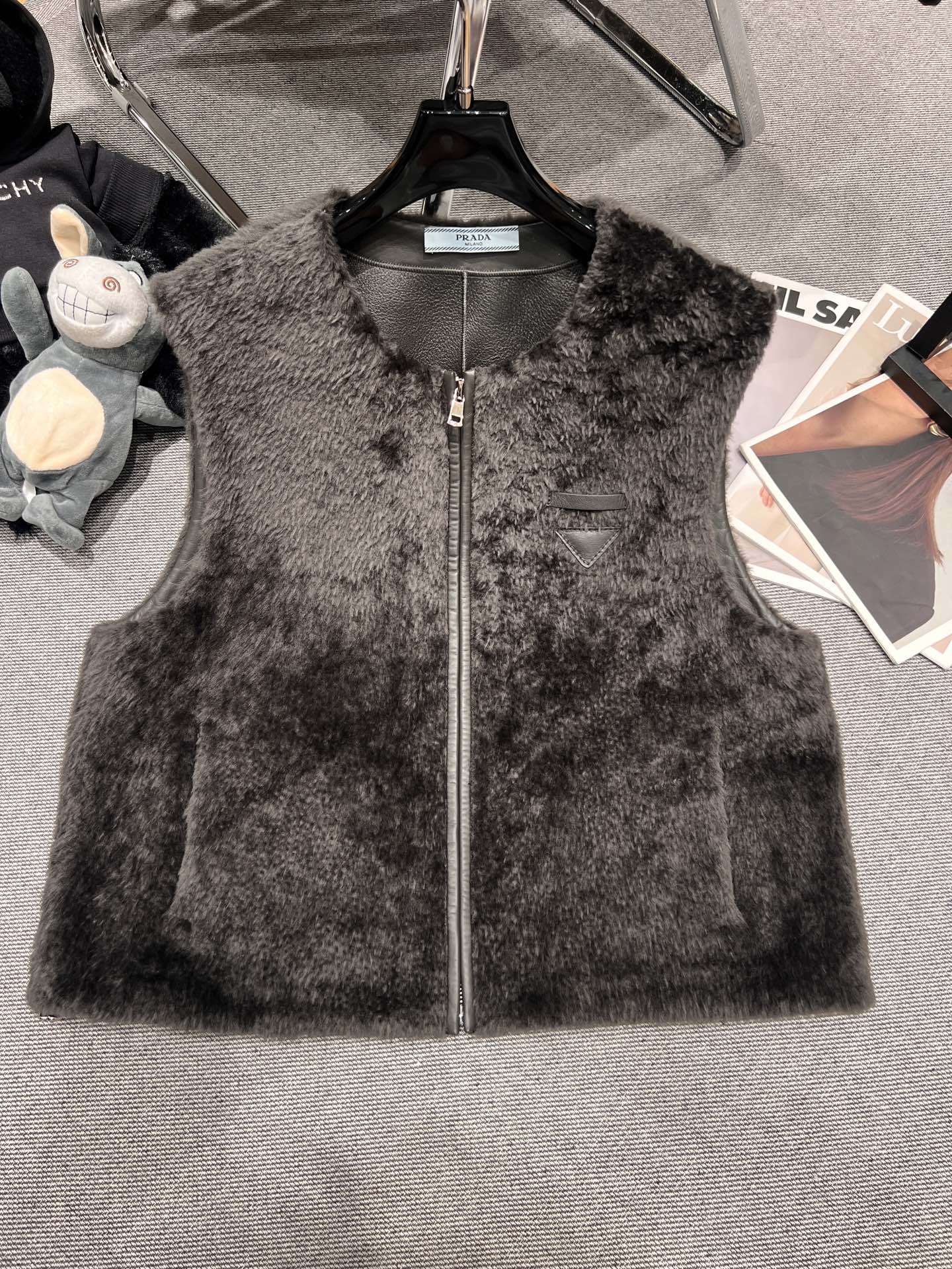 NO:568943,Equipped with dust bag - PRAD* - 2025 autumn and winter new cashmere fur integrated vest, made of imported cashmere fur, super cool and not bloated!  The upper body is super good-looking, SMLXL,, prada, alexander wang19860909配防尘袋——PRAD*——2025秋冬新款山羊绒皮毛一体马甲,采用进口山羊绒毛皮,超炫酷拒绝臃肿！上身超级好看,SMLXL,,prada,alexander wang,Women's clothing