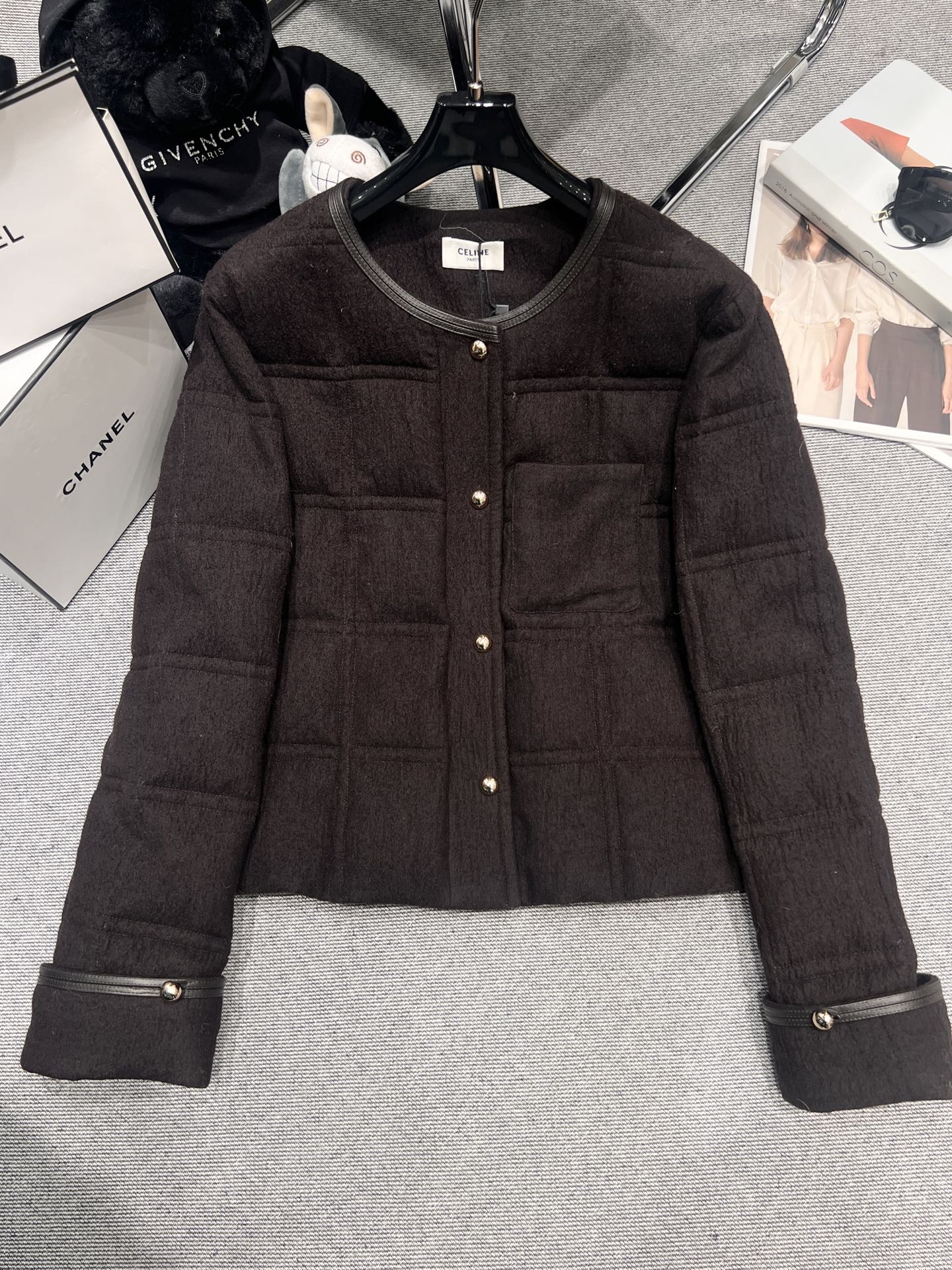 NO:576509,Comes with dust bag - Celin* - 2025 autumn and winter new goose down jacket, sheepskin binding technology, the outside is made of wool, the liner is filled with 90 white goose down, the classic round neck is matched with the classic version, the upper body is super slim, it is really a slim and elegant version, SMLXL,,celine,sheepskin,alexander wang19860909配防尘袋——Celin*——2025秋冬新款鹅绒服,羊皮包边工艺,外面是羊毛材质,内胆填充90白鹅绒,经典圆领搭配经典版型,上身超级显瘦,真的做到显瘦又有气质的一件版型,SMLXL,,celine,sheepskin,alexander wang,Women's clothing