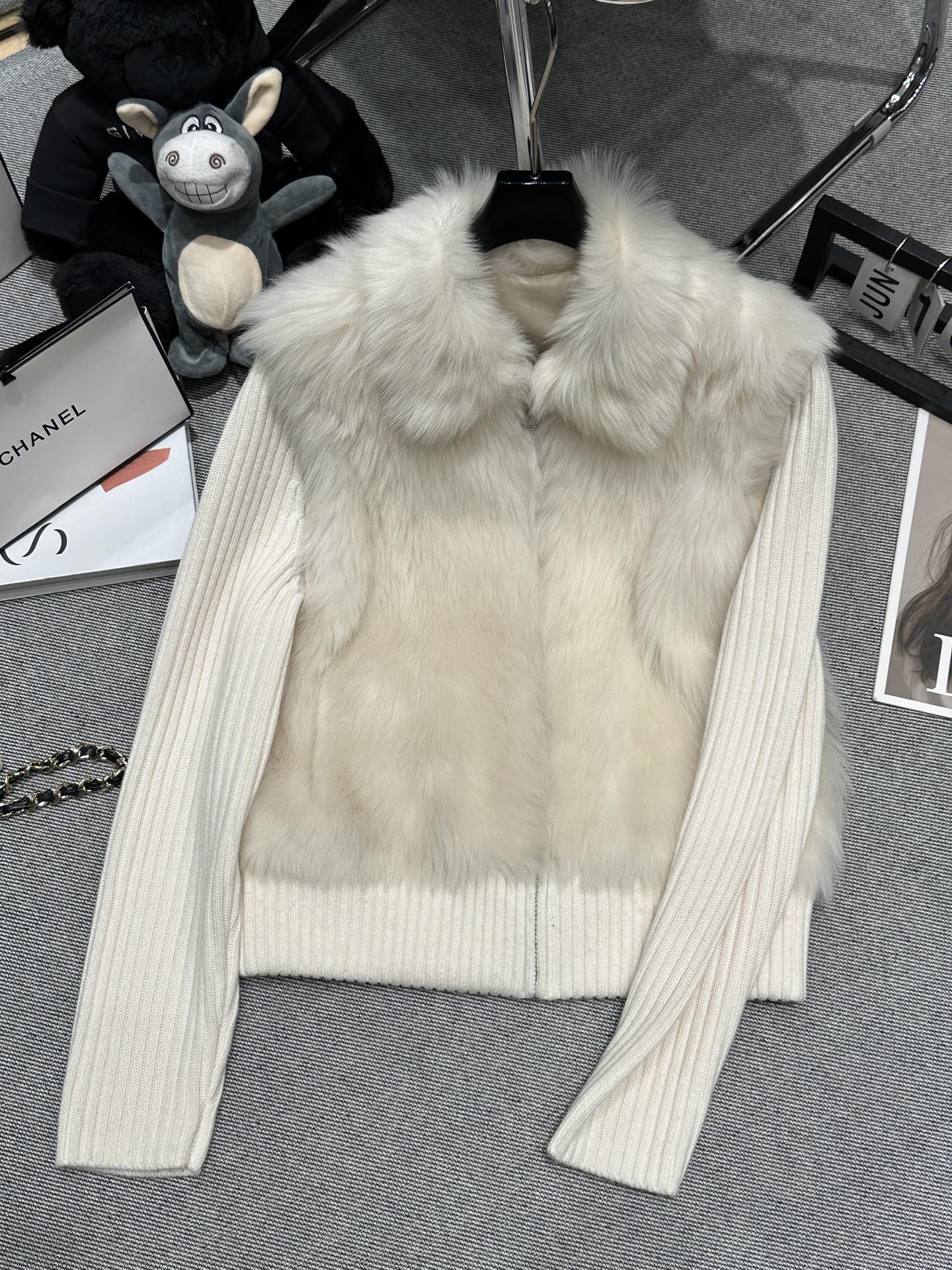 NO:576642,Equipped with dust bag - LP - 2025 autumn and winter new fur splicing jacket, on sale on the official website, made of imported high-quality shearling material, the hair flow is super good, the sleeves are zippered, super invisible, the fit is perfect for the upper body, elegant lady SML, loro piana, jackets & coats, alexander wang19860909配防尘袋——LP——2025秋冬新款皮草拼接外套,官网在售,采用进口优质羊毛皮材质,毛流感超级好,袖子采用拉链拼接,超级隐形,版型上身妥妥的气质名媛SML,,loro piana,jackets & coats,alexander wang,Women's clothing