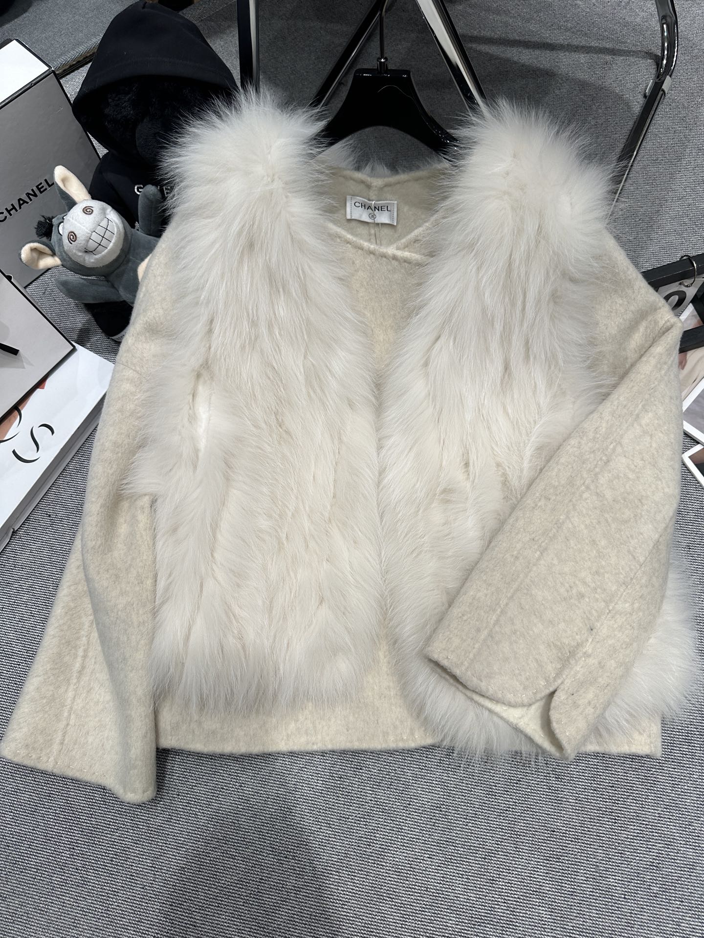 NO:578236,Comes with dust bag - Chane* - 2025 autumn and winter new wool double-sided nylon fox fur jacket, two-piece set, worn separately, one piece of clothing can be worn in three ways, the waistcoat is also made of imported fox fur material, fashionable and wearable SMLXL,,chanel,jackets & coats,alexander wang19860909配防尘袋——Chane*——2025秋冬新款羊毛双面尼狐狸毛外套,两件套,分开穿搭,一件衣服得到三种穿搭,马甲也都是采用进口狐狸毛材质,时尚又具有穿搭感SMLXL,,chanel,jackets & coats,alexander wang,Women's clothing