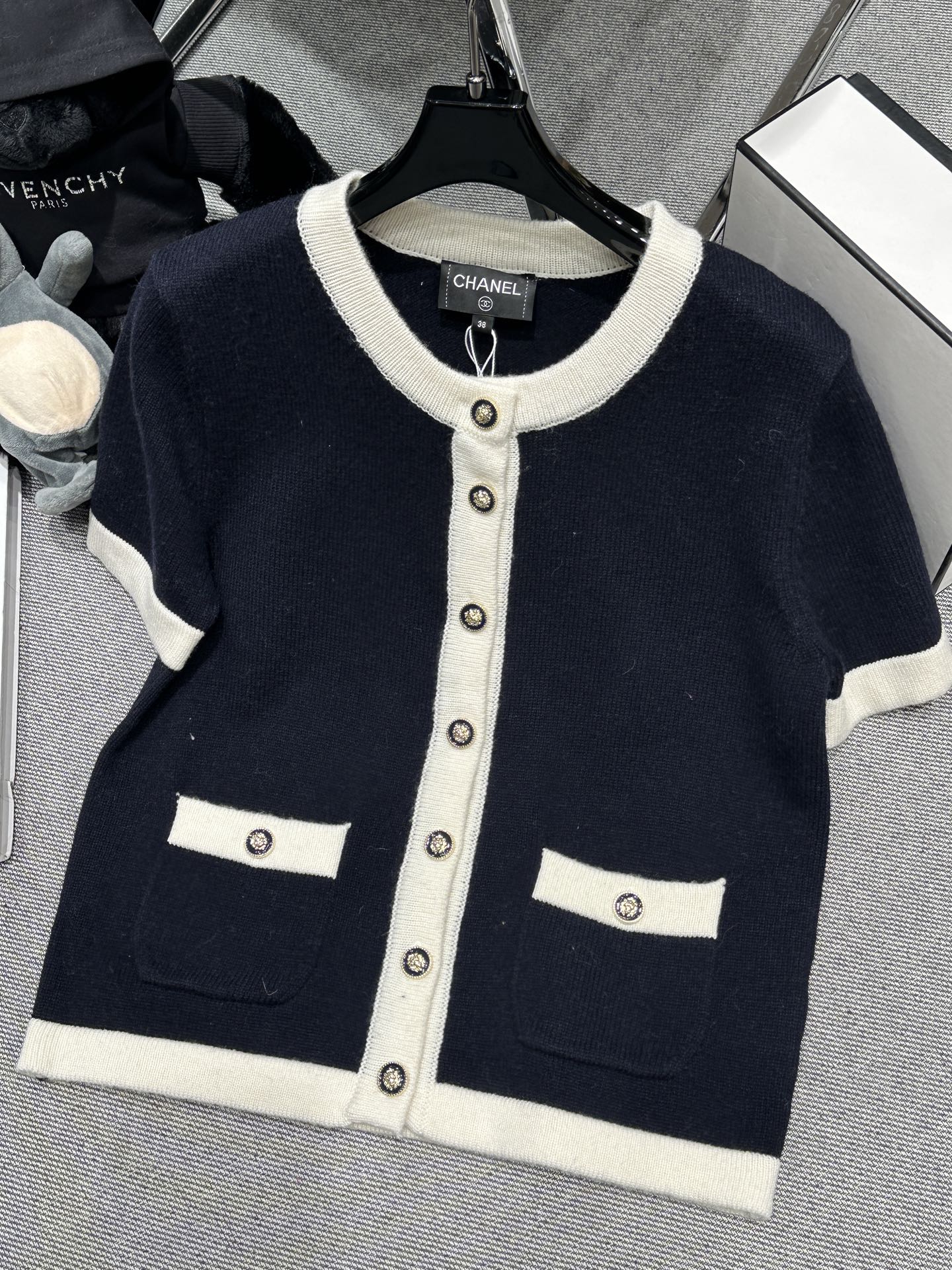 NO:610366,——Chane*——2025 autumn and winter new black and white contrasting color knitted cardigan, round neck metal button design, simple, elegant and textured!  Contrasting color edges, full of retro style, size SML, chanel, alexander wang19860909——Chane*——2025秋冬新款黑白撞色针织开衫,圆领金属纽扣设计,简约优雅又有质感！撞色边,复古气满满码数SML,,chanel,alexander wang,Women's clothing