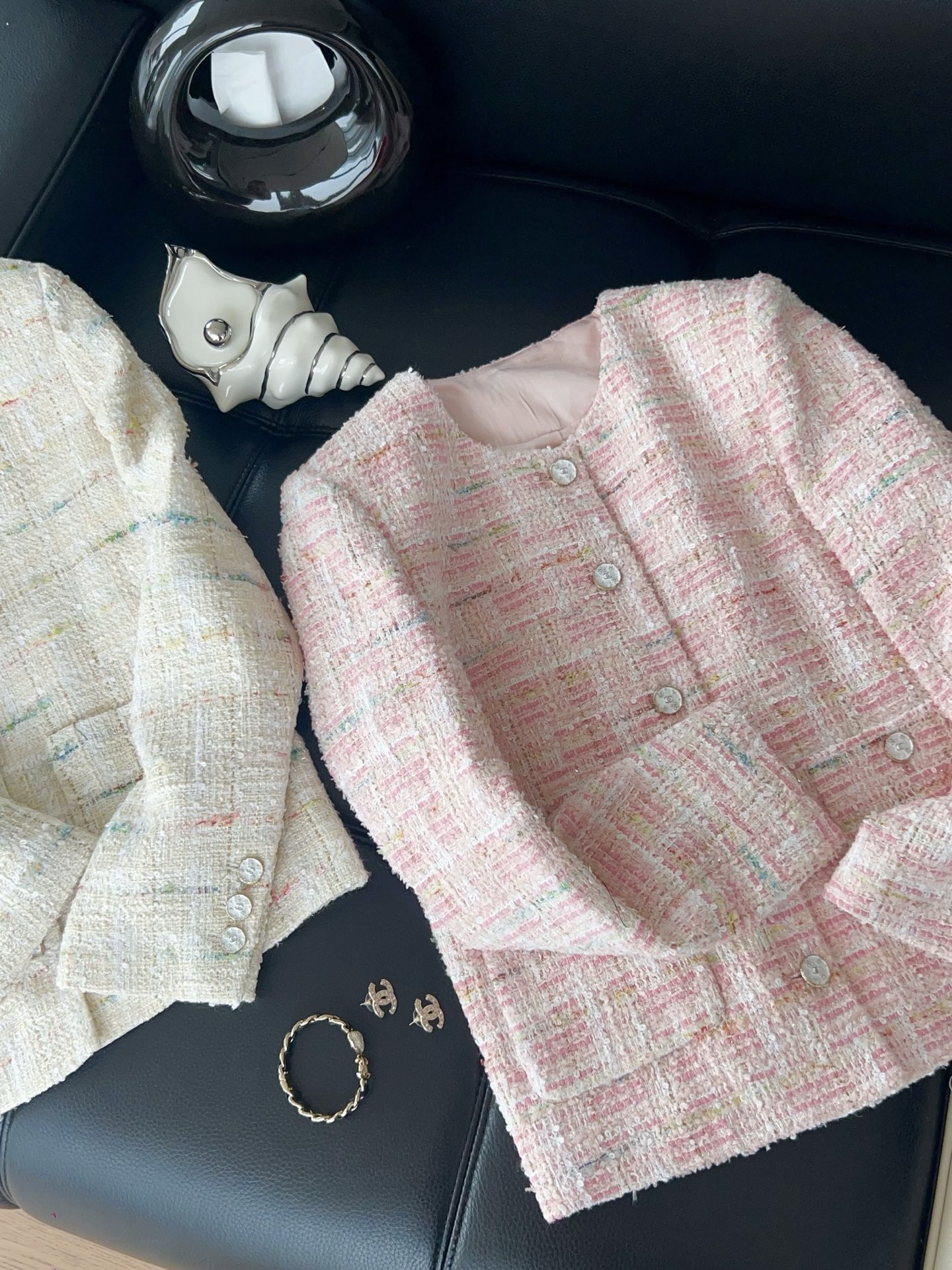 NO:715690,——Chane*——2026 early spring new style small fragrant style jacket, exclusive custom-made version, using customized fabrics, fabric workmanship and various series are all exquisite and visible to the naked eye. Needless to say, the version is a super exquisite piece of clothing, you will definitely not lose money if you buy it SML,, chanel, jackets & coats,19860909——Chane*——2026早春新款小香风外套,独家定制开版,采用定制面料,面料做工以及各种系列都是肉眼可见的精致,版型更是不用多说,超级精美的一件成衣,入手绝对不亏呀SML,,chanel,jackets & coats,,Women's clothing