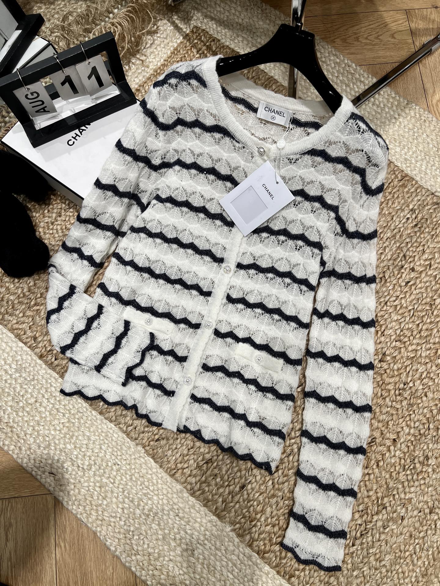 NO:723045,——The girl with the highest version on the market will inspect the goods, trim the three marks on the threads, and deliver the goods. You can post pictures and take videos. If you want quality or service, please add me on WeChat. We will not accept urgent orders. Chane*——2026 SS This striped cardigan is so good!  Wavy texture + fine sparkling yarn, gentle and noble, the pearl button details directly hit the aesthetic point. S M L, Chanel-clothing, chanel, chanel,19860909——市面最高版本小妹验货、修剪线头上三标、发货可发图及拍视频,要品质要服务的加我微信,不接急单. Chane*——2026年SS 这件条纹开衫也太会了！波浪肌理+细闪纱线,温柔又显贵,珍珠扣细节直接戳中审美点.S M L,香奈儿-服装,chanel,chanel,,Women's clothing