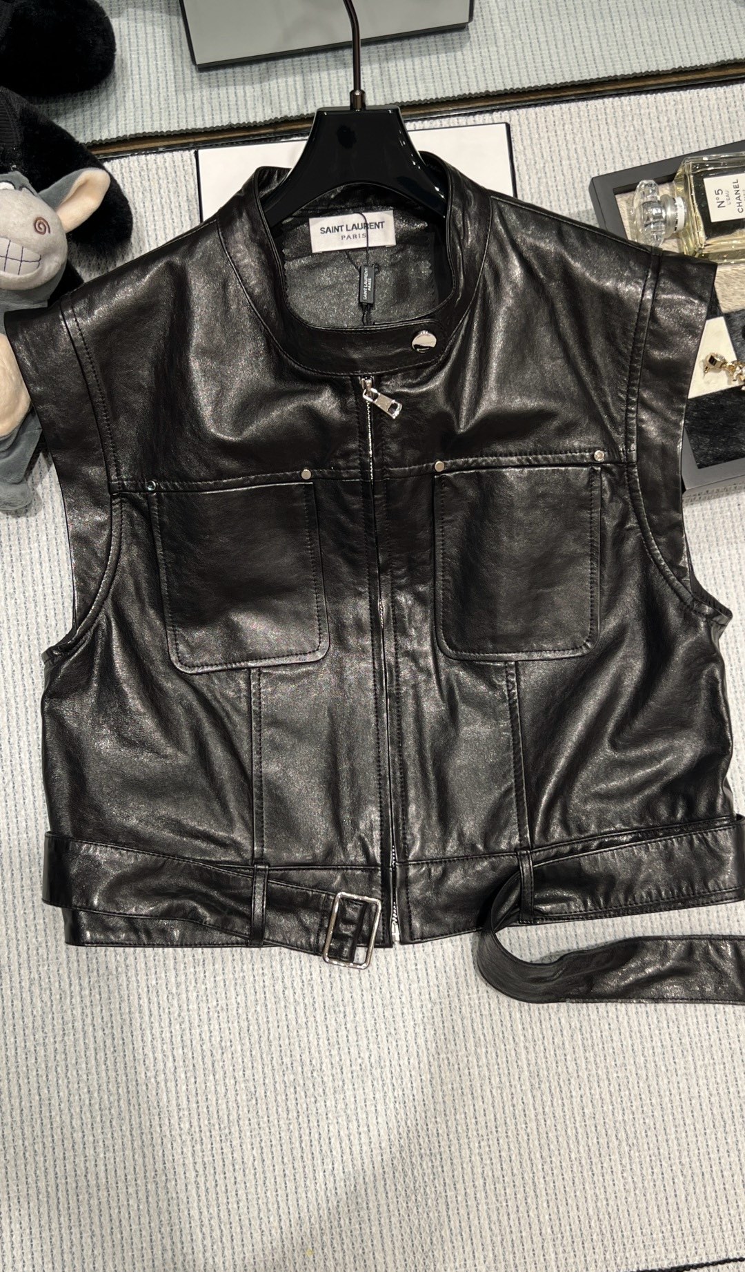 NO:933732,——SYL—— 2026 Autumn and Winter new leather vest, the sheepskin material is soft and shiny, full of retro feel. Short sleeveless design + zipper + symmetrical pockets, adjustable waist strap, body modification and practicality. Motorcycle style combines retro elements, easy to create sweet cool or retro street style!  Size SMLXL, Saint Laurent-clothing, loro piana, saint laurent, sheepskin,19860909——SYL——2026秋冬新款皮马甲,绵羊皮材质柔软有光泽,复古感满满.短款无袖设计+拉链+对称口袋,腰部绑带可调节,修饰身形又实用.机车风融合复古元素,轻松打造甜酷或复古街头风！码数SMLXL,圣罗兰-服装,loro piana,saint laurent,sheepskin,,Women's clothing