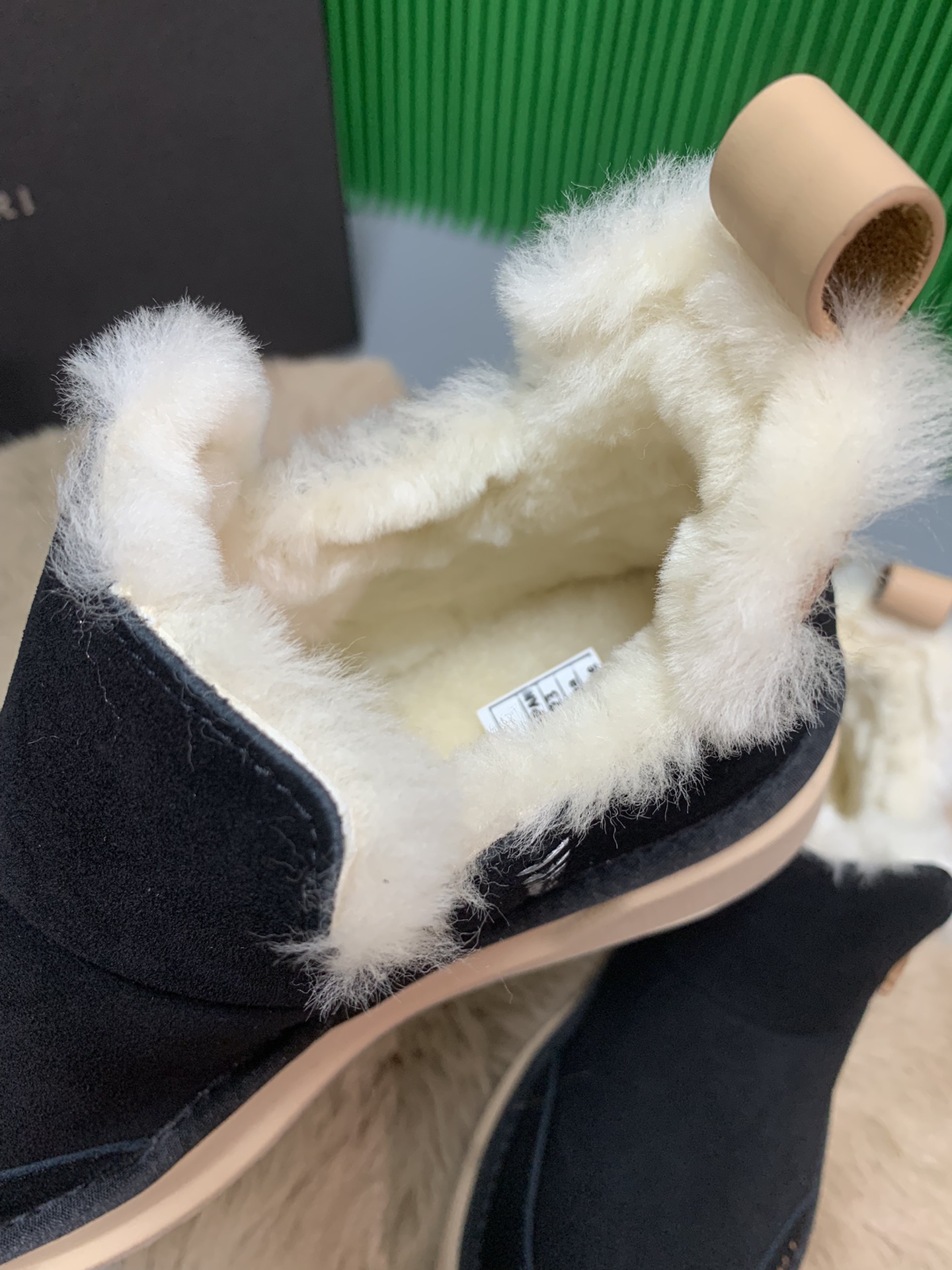 “Amiri Snow Boots: Stylish Fashion with Real Wool, Available in Multiple Sizes” - 图片 5