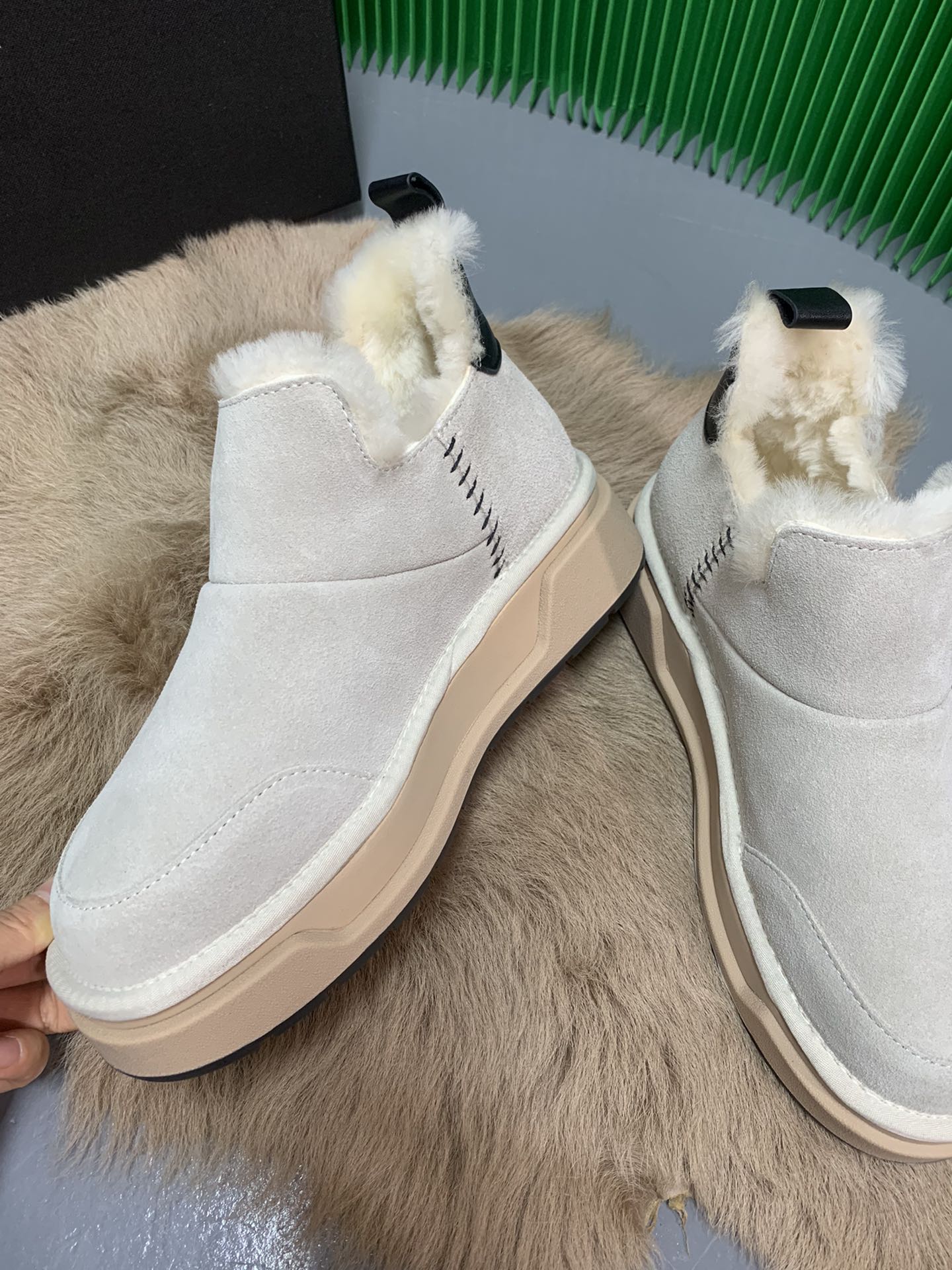 “Amiri Snow Boots: Stylish Design with Real Wool, Priced at $100” - 图片 5