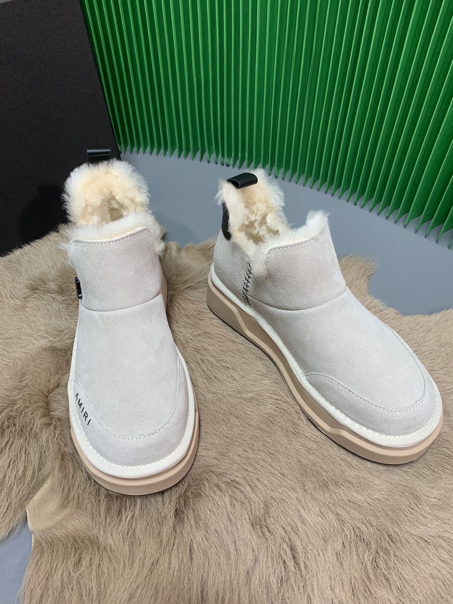 “Amiri Snow Boots: Stylish Design with Real Wool, Priced at $100” - 图片 4