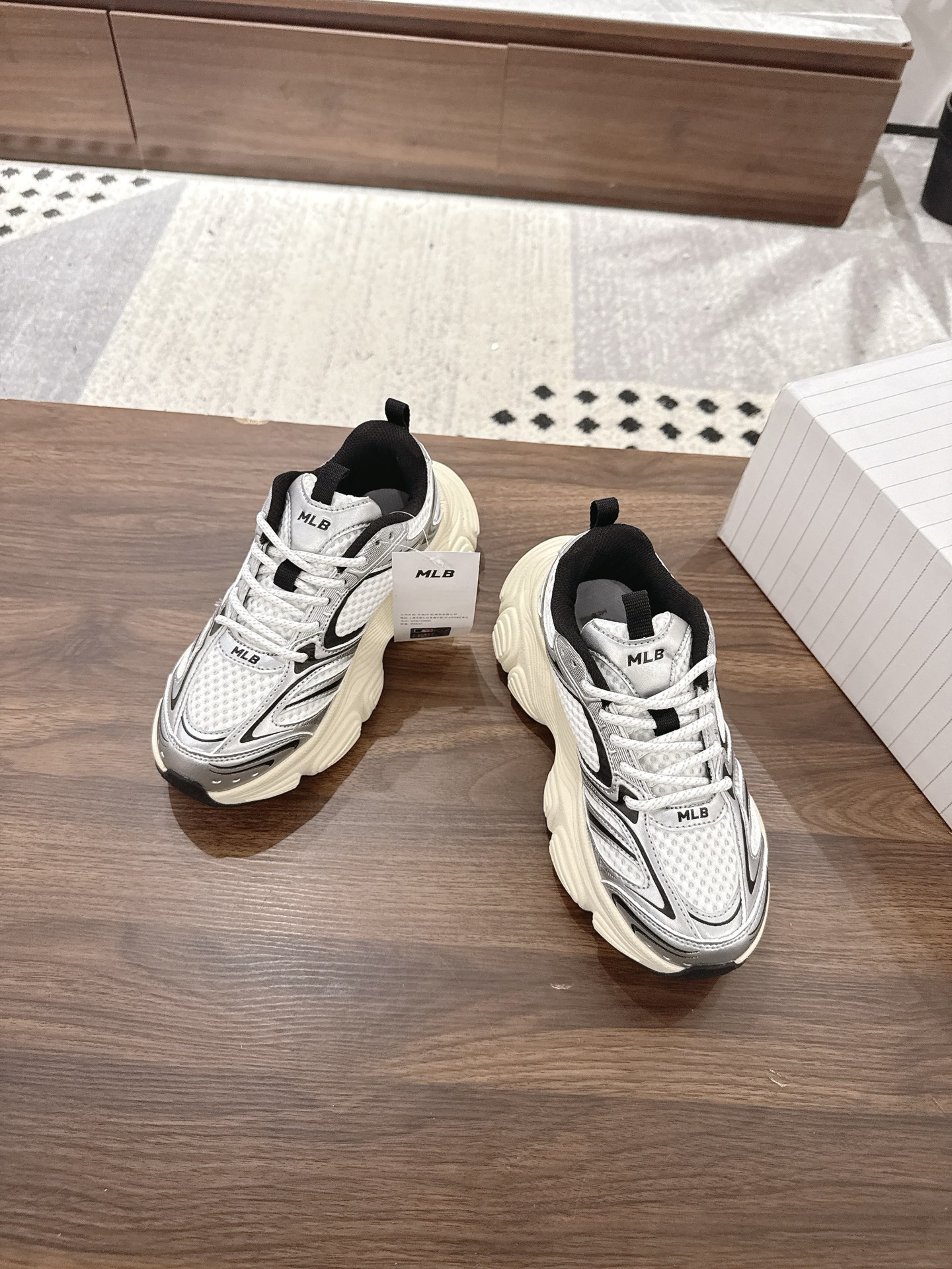 NO:387710,The future is full of futuristic feeling!  MLB Cyber ​​dad shoes, a must-have for trendy people!  Fashion trendsetters are paying attention!  However, today I am going to share MLB's Cyber ​​Daddy Shoes. This is not just a pair of shoes, but also a declaration of your trendy attitude!  Cyber ​​style combines futuristic and retro style, allowing you to walk at the forefront of fashion every step. The thick-soled design of dad shoes not only makes you look taller, but also lengthens the lines of your legs, making your legs look longer and straighter. Comfortable experience of the soft inner and soles, and you won’t feel tired even if you wear it for a long time. Size, 35-44, dad shoes19860909未来感爆棚！MLB 赛博老爹鞋,潮人必备！ 时尚弄潮儿们注意啦！然今天要来分享MLB的赛博老爹鞋,这不仅仅是一双鞋,更是你潮流态度的宣言！ 赛博风格结合了未来感和复古风,让你的每一步都走在时尚前沿. 老爹鞋型厚底设计,不仅显高,还能拉长腿部线条,让你的腿看起来更长更直. 舒适体验柔软的内里和鞋底,即使长时间穿着也不会感到疲劳. 码数,35-44,老爹鞋,Women's Shoes