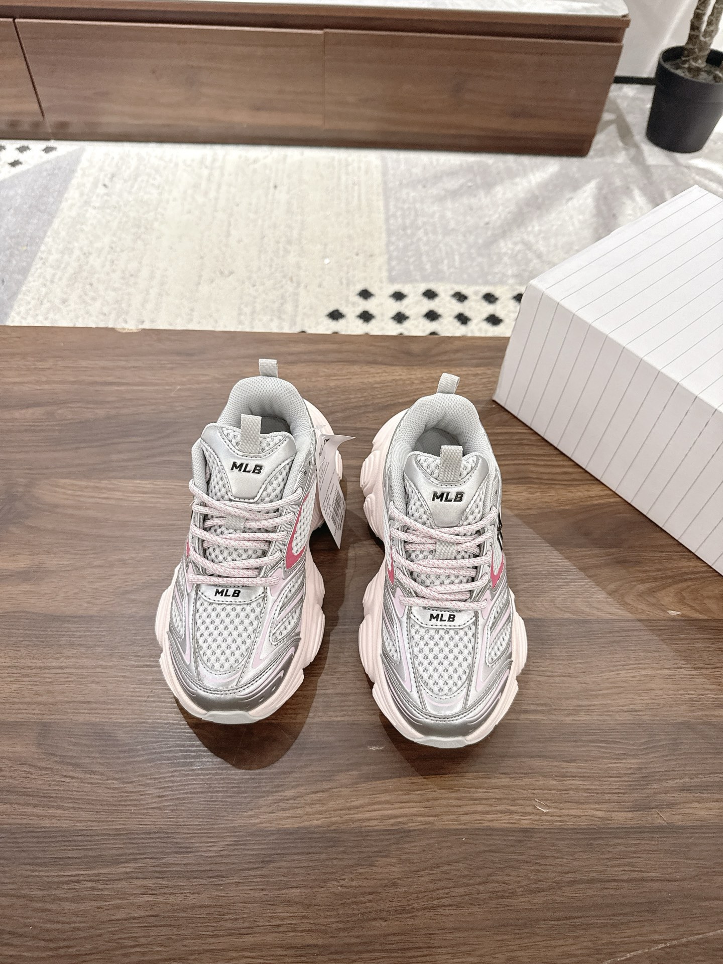 NO:406216,The future is full of futuristic feeling!  MLB Cyber ​​dad shoes, a must-have for trendy people!  Fashion trendsetters are paying attention!  However, today I am going to share MLB's Cyber ​​Daddy Shoes. This is not just a pair of shoes, but also a declaration of your trendy attitude!  Cyber ​​style combines futuristic and retro style, allowing you to walk at the forefront of fashion every step. The thick-soled design of dad shoes not only makes you look taller, but also lengthens the lines of your legs, making your legs look longer and straighter. Comfortable experience of the soft inner and soles, and you won’t feel tired even if you wear it for a long time. Size, 35-44, dad shoes19860909批 未来感爆棚！MLB 赛博老爹鞋,潮人必备！ 时尚弄潮儿们注意啦！然今天要来分享MLB的赛博老爹鞋,这不仅仅是一双鞋,更是你潮流态度的宣言！ 赛博风格结合了未来感和复古风,让你的每一步都走在时尚前沿. 老爹鞋型厚底设计,不仅显高,还能拉长腿部线条,让你的腿看起来更长更直. 舒适体验柔软的内里和鞋底,即使长时间穿着也不会感到疲劳. 码数,35-44,老爹鞋,Women's Shoes