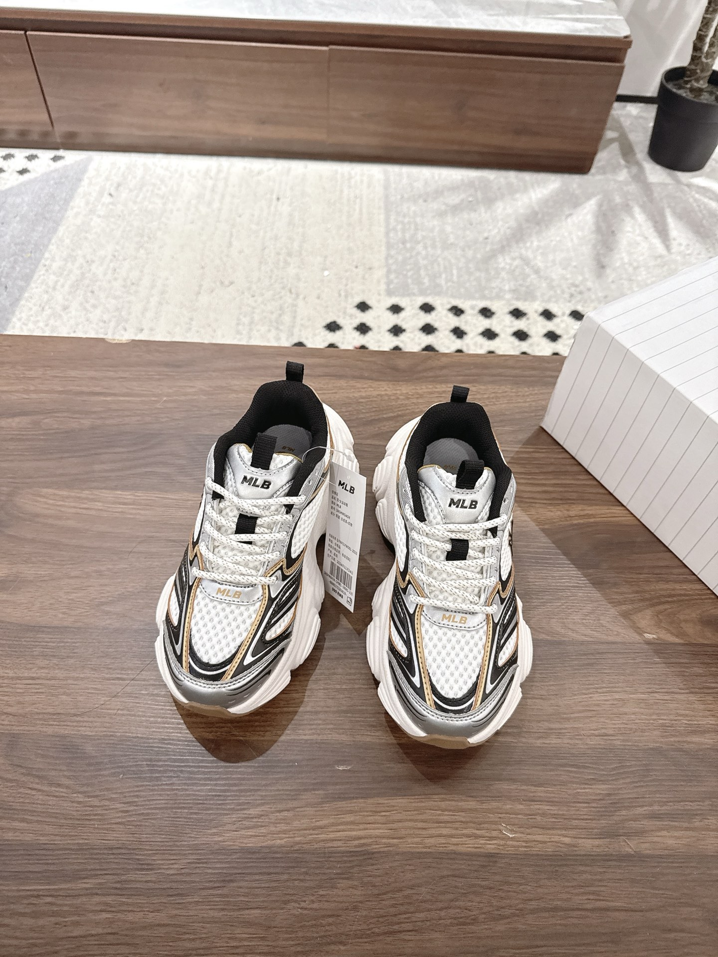 NO:349744,Real price, full of future!  MLB Cyber ​​dad shoes, a must-have for trendy people!  Fashion trendsetters are paying attention!  However, today I am going to share MLB's Cyber ​​Daddy Shoes. This is not just a pair of shoes, but also a declaration of your trendy attitude!  Cyber ​​style combines futuristic and retro style, allowing you to walk at the forefront of fashion every step. The thick-soled design of dad shoes not only makes you look taller, but also lengthens the lines of your legs, making your legs look longer and straighter. Comfortable experience of the soft inner and soles, and you won’t feel tired even if you wear it for a long time. Size, 35-44,19860909实价 未来感爆棚！MLB 赛博老爹鞋,潮人必备！ 时尚弄潮儿们注意啦！然今天要来分享MLB的赛博老爹鞋,这不仅仅是一双鞋,更是你潮流态度的宣言！ 赛博风格结合了未来感和复古风,让你的每一步都走在时尚前沿. 老爹鞋型厚底设计,不仅显高,还能拉长腿部线条,让你的腿看起来更长更直. 舒适体验柔软的内里和鞋底,即使长时间穿着也不会感到疲劳. 码数,35-44,,Men's shoes