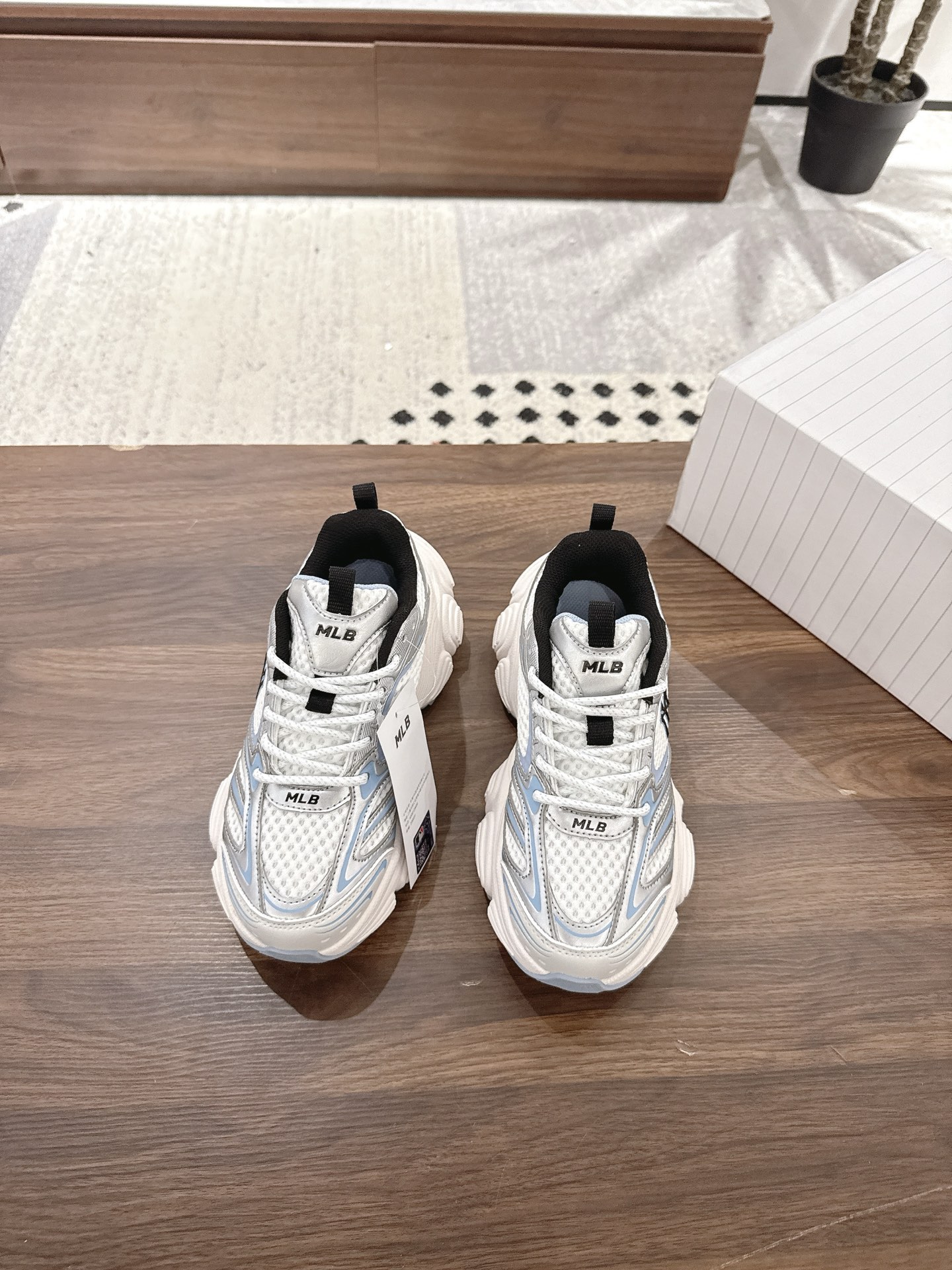 NO:349727,Real price is full of future!  MLB Cyber ​​dad shoes, a must-have for trendy people!  Fashion trendsetters are paying attention!  However, today I am going to share MLB's Cyber ​​Daddy Shoes. This is not just a pair of shoes, but also a declaration of your trendy attitude!  Cyber ​​style combines futuristic and retro style, allowing you to walk at the forefront of fashion every step. The thick-soled design of dad shoes not only makes you look taller, but also lengthens the lines of your legs, making your legs look longer and straighter. Comfortable experience of the soft inner and soles, and you won’t feel tired even if you wear it for a long time. Size, 35-44,19860909实价未来感爆棚！MLB 赛博老爹鞋,潮人必备！ 时尚弄潮儿们注意啦！然今天要来分享MLB的赛博老爹鞋,这不仅仅是一双鞋,更是你潮流态度的宣言！ 赛博风格结合了未来感和复古风,让你的每一步都走在时尚前沿. 老爹鞋型厚底设计,不仅显高,还能拉长腿部线条,让你的腿看起来更长更直. 舒适体验柔软的内里和鞋底,即使长时间穿着也不会感到疲劳. 码数,35-44,,Men's shoes