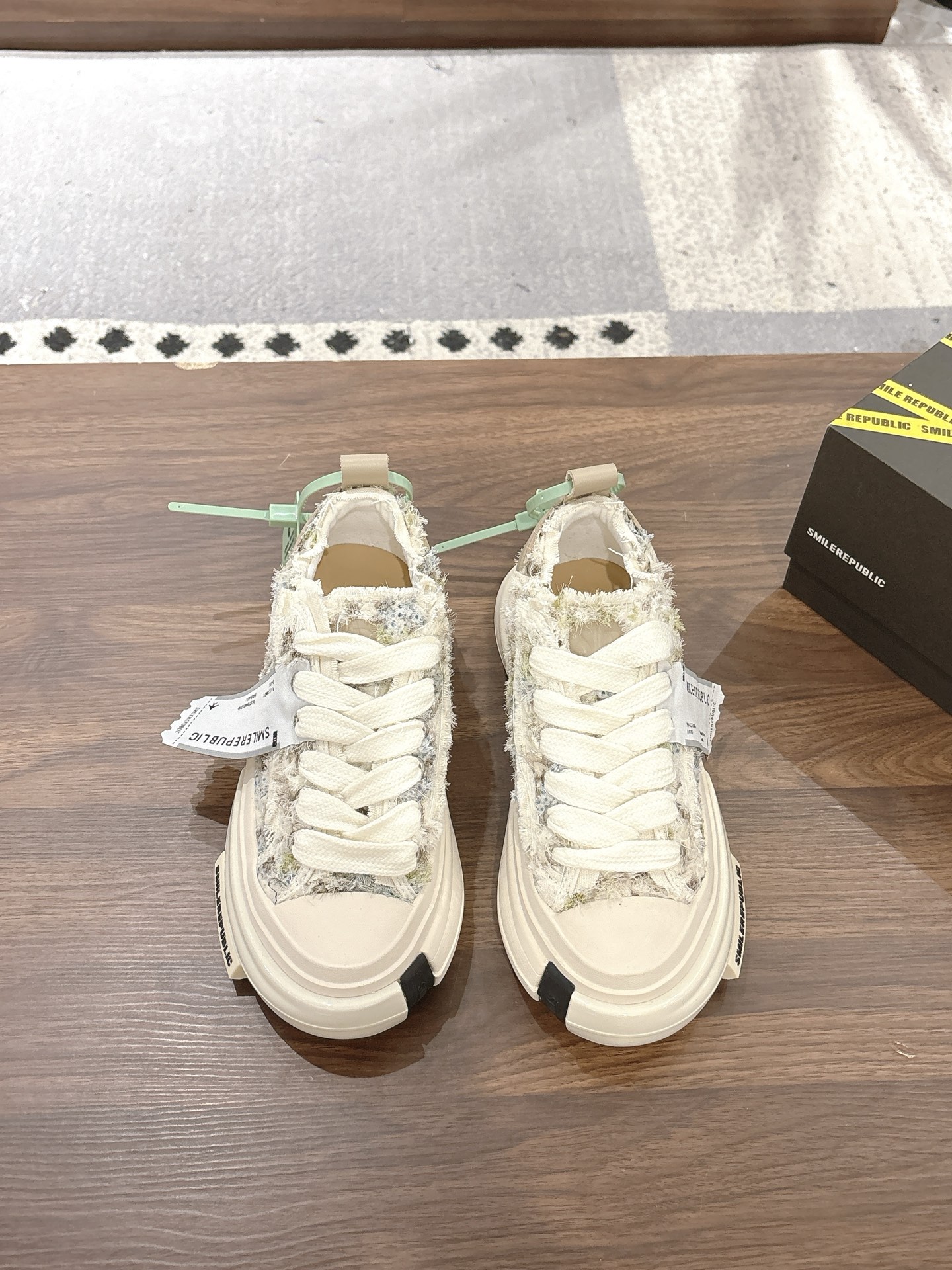 NO:406191,70S INCEPTION 70S NATIONAL PATTERN smilerepublic 70S Galaxy series couple style, canvas shoes casual shoes Xiaohongshu star must show style, too cool and spicy 70S Galaxy couple style custom tassel canvas fabric, top layer cowhide inner, TPU two pairs of combination sole ~~ 35-40 women's model/39-44 men's model, casual shoes/sports shoes, sneakers, cowhide19860909批 SMILEREPUBLIC | 70S INCEPTION 70S NATIONAL PATTERN smilerepublic 70S银河系列情侣款,帆布鞋 休闲鞋 小红书明星必show款,太酷辣啦 70S银河系情侣款定制流苏帆布面料,头层牛皮内里,TPU两双组合大底~~ 35—40女款/39—44男款,休闲鞋/运动鞋,sneakers,cowhide,Women's Shoes