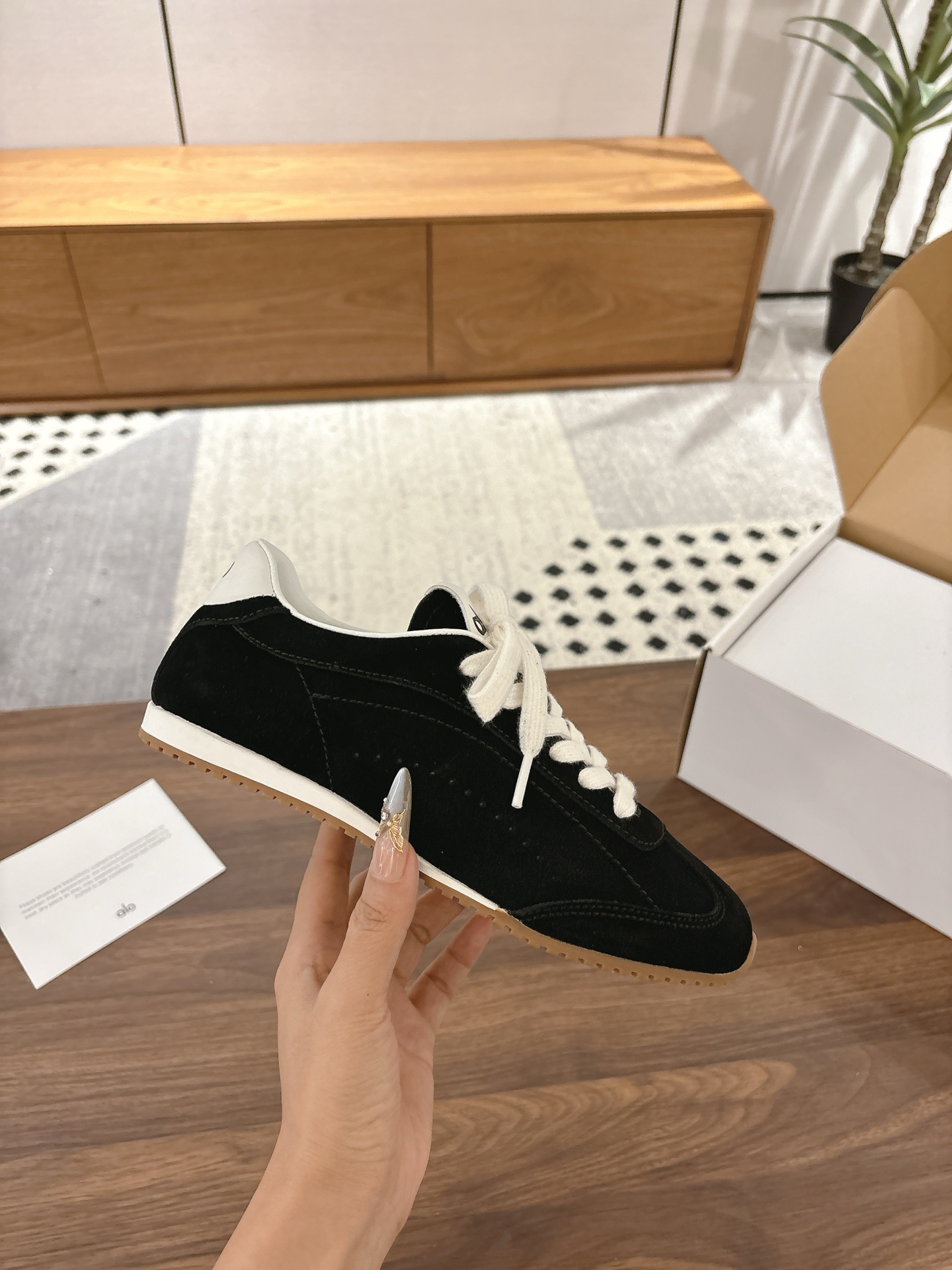 NO:558131,Real-price alo girl's round American retro sneakers, the thinner the sole, the more fashionable they are! alo's ultra-thin-soled sneakers really have a fashionable and refined aesthetic. The retro shoe shape can be matched with everything. The American retro fashionable sports feel goes up~~ Size female 3541 male 40-44,,sneakers19860909实价 alo 女孩的圓美式复古运动鞋,底越薄越时髦！alo这款超薄底运动鞋真的长在时髦精审美点上,复古鞋型可配万物,美式复古时髦运动feel走起～～ 码数女3541男40-44,,sneakers,Men's shoes