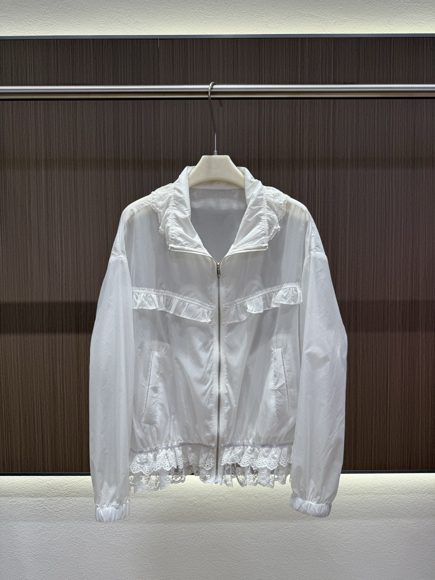 NO:328624,2602025 summer lace splicing sunscreen clothing high-quality fabric soft, breathable, refreshing and comfortable neckline hem design lace splicing is versatile and stylish. The elastic hem makes the body contour more fit. The summer is fresh and minimalist and easy to wear. It is the best choice for strength and appearance. Monochrome SML, alexander wang198609092602025夏季蕾丝拼接防晒服优质面料柔软透气清爽舒适领口下摆设计蕾丝拼接穿上百搭有型 下摆松紧使身体轮廓更加贴合 夏日清新极简感轻松拿捏穿搭 是实力与颜值并存的最佳选择～ 单色SML,,alexander wang,Women's clothing