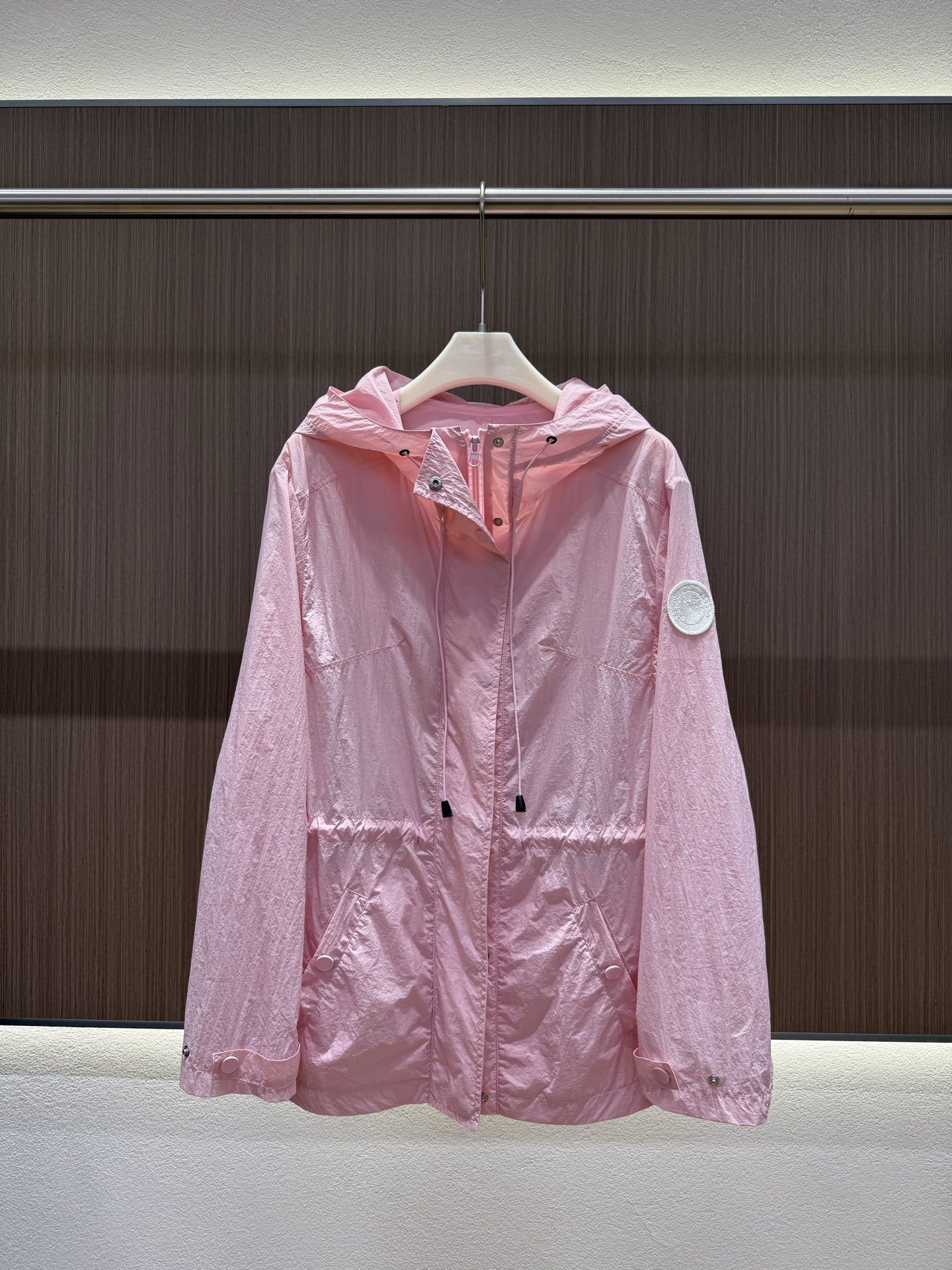 NO:328620,2902025 Summer Big Goose waist-closing hooded sun protection suit is as thin as a feather, so you can move freely~ The neckline drawstring design can adjust the size of the hat at will. The creative combination of buttons and zippers adds a sense of layering. The cuff buttons fit the wrist effectively block the invasion of sunlight. The exquisite appearance of the zipper is smooth and detailed. The drawstring waist-closing design is super considerate and small waist instantly possesses!  Simple and elegant, suitable for all styles and easily create a fashionable atmosphere. Breathable and quick-drying material. Goodbye to sticky. A must-have artifact for summer travel. Two-color SML *,,hats,alexander wang198609092902025夏季大鹅收腰连帽防晒服轻薄如羽毫无负担让你行动自如～领口抽绳设计可随意调节帽子大小 纽扣与拉链的创意组合 增添了层次感 袖口纽扣贴合手腕有效阻挡阳光侵入 外观精致拉链顺畅细节之处尽显品质 抽绳收腰设计超贴心小蛮腰瞬间拥有！ 简约大方 适合各种风格搭配轻松打造时尚氛围感 透气速干材质 告别黏腻 夏日出行必备神器 两色SML *,,hats,alexander wang,Women's clothing