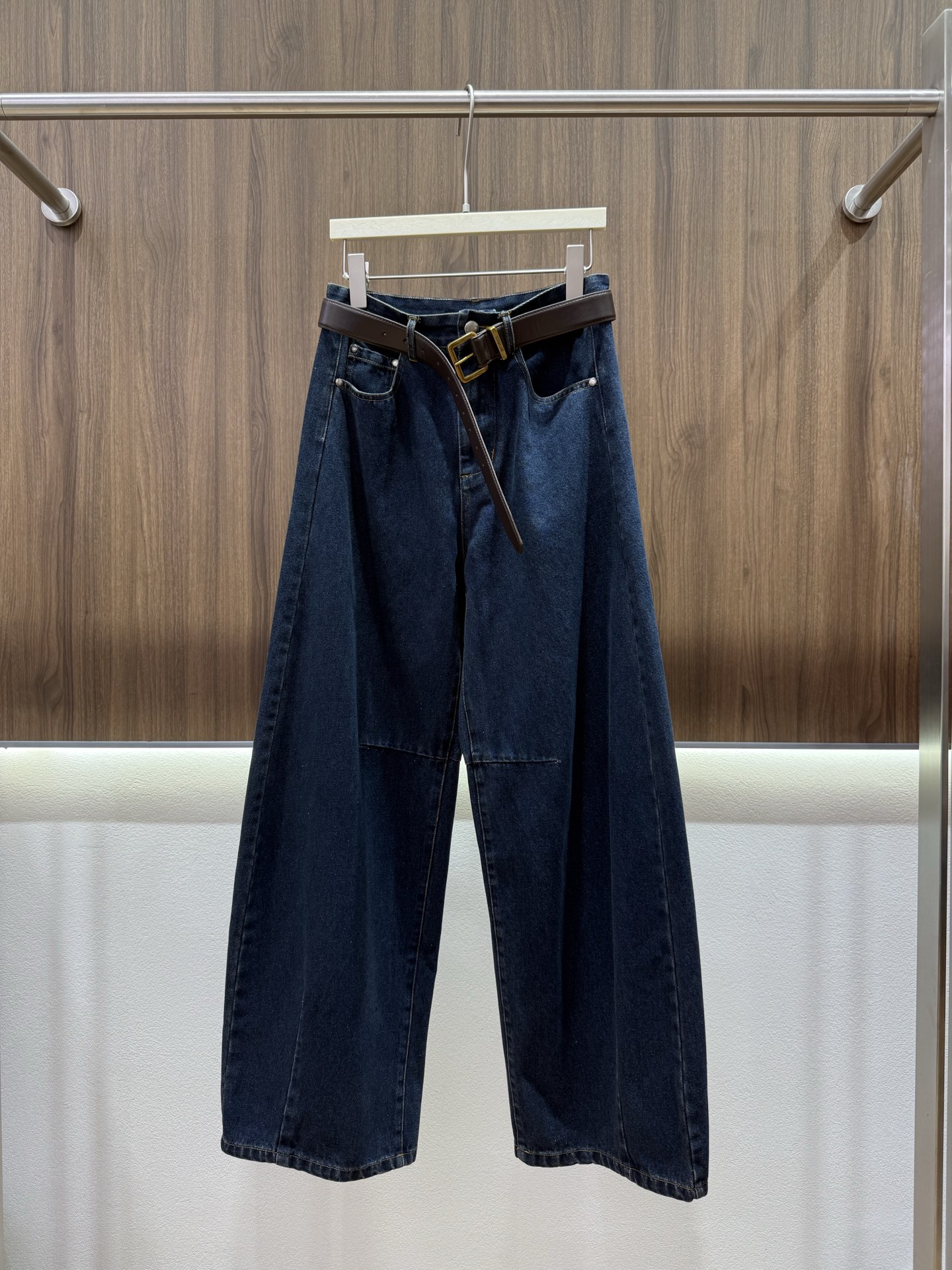NO:954667,2026 Autumn avvenn scimitar jeans Retro dark blue scimitar wide-leg jeans Classic washed dark blue Retro-style full pull Split three-dimensional tailoring Creates a unique scimitar trousers shape Weakens thick legs and short O-shaped legs, drape online Paired with retro square buckle logo belt A complete set of atmosphere Loose trousers with a stylish upper body Brings a sense of aura when walking Suitable for commuting and leisure Versatile, high-end and durable Monochrome SML,,jeans,198609092026秋 avvenn弯刀牛仔裤 复古深蓝弯刀阔腿牛仔裤 经典水洗深蓝色 复古感拉满 分割式立体剪裁 打造独特弯刀裤型 弱化腿粗、O型腿短板,垂感在线 搭配复古方扣logo皮带 一整套氛围感 宽松裤管 上身有版有型 走路自带气场 通勤、休闲都适配 百搭高级又耐看 单色SML,,jeans,,Women's clothing