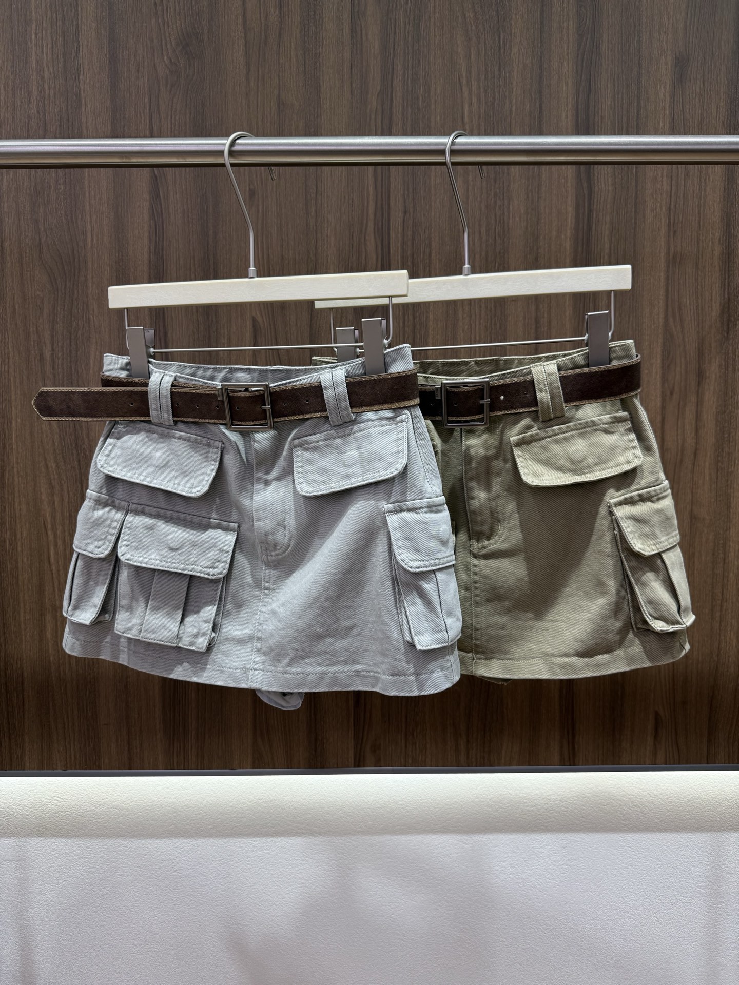 NO:802352,2026 Summer Pocket Denim Skirt. Two-sided layered three-dimensional large pockets. Online capacity. Full styling. Matching distressed leather belt with metal square buckle. Crisp washed denim fabric ~ A-line mini version. Fits the waistline without tightening. Covers the crotch and looks slim. Various body-friendly. Cool work clothes and sexy hot girls collide. Sweet and cool style full. Two-color SML,,skirts,198609092026夏季口袋牛仔半裙 双侧分层立体大口袋 容量在线 造型感拉满 配套做旧皮质腰带金属方扣 挺括水洗牛仔面料～A字迷你版型 贴合腰线不勒肉 遮胯显瘦 各种 身材友好 工装酷飒与辣妹性感碰撞 甜酷风拉满 两色SML,,skirts,,Women's clothing