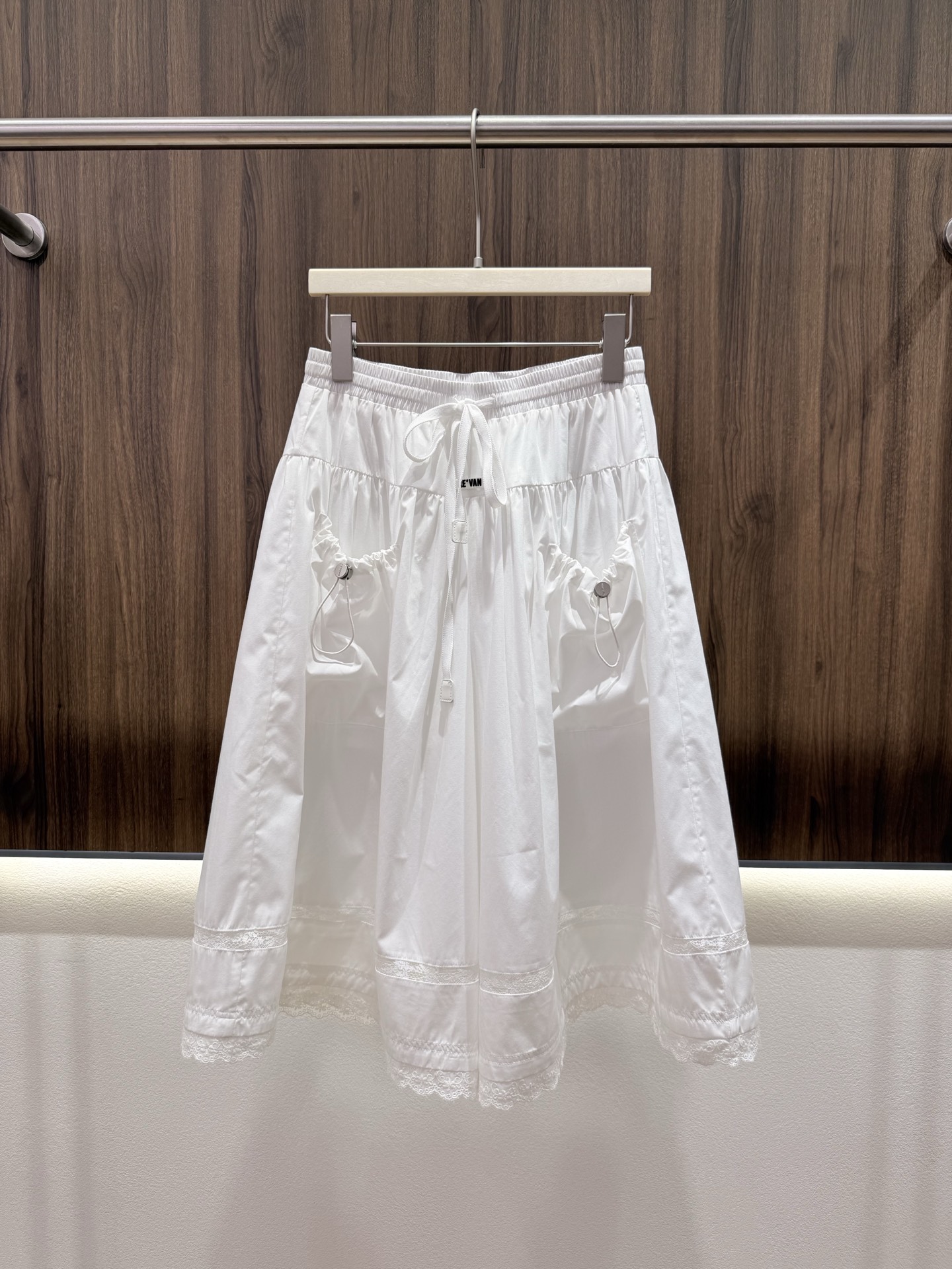 NO:844751,2026 summer re'van lace culottes Refreshing miu style in the summer Full of relaxation Wide-leg drawstring elastic waist Visual skirt design Iconic logo small leather label Large pocket decoration Water-soluble lace splicing at the hem adds a playful and age-reducing feel Super soft shirt-like fabric Comfortable and fashionable Monochrome SML,,miumiu,skirts,198609092026夏季re'van蕾丝边裤裙 夏日里的miu系清爽风格 松弛感拉满 阔腿抽绳松紧腰头 视觉上的半身裙设计 标志性logo小皮标 大口袋装饰 下摆拼接水溶蕾丝花边 增加俏皮减龄感 超柔软衬衣感面料 舒适时髦并存 单色SML,,miumiu,skirts,,Women's clothing