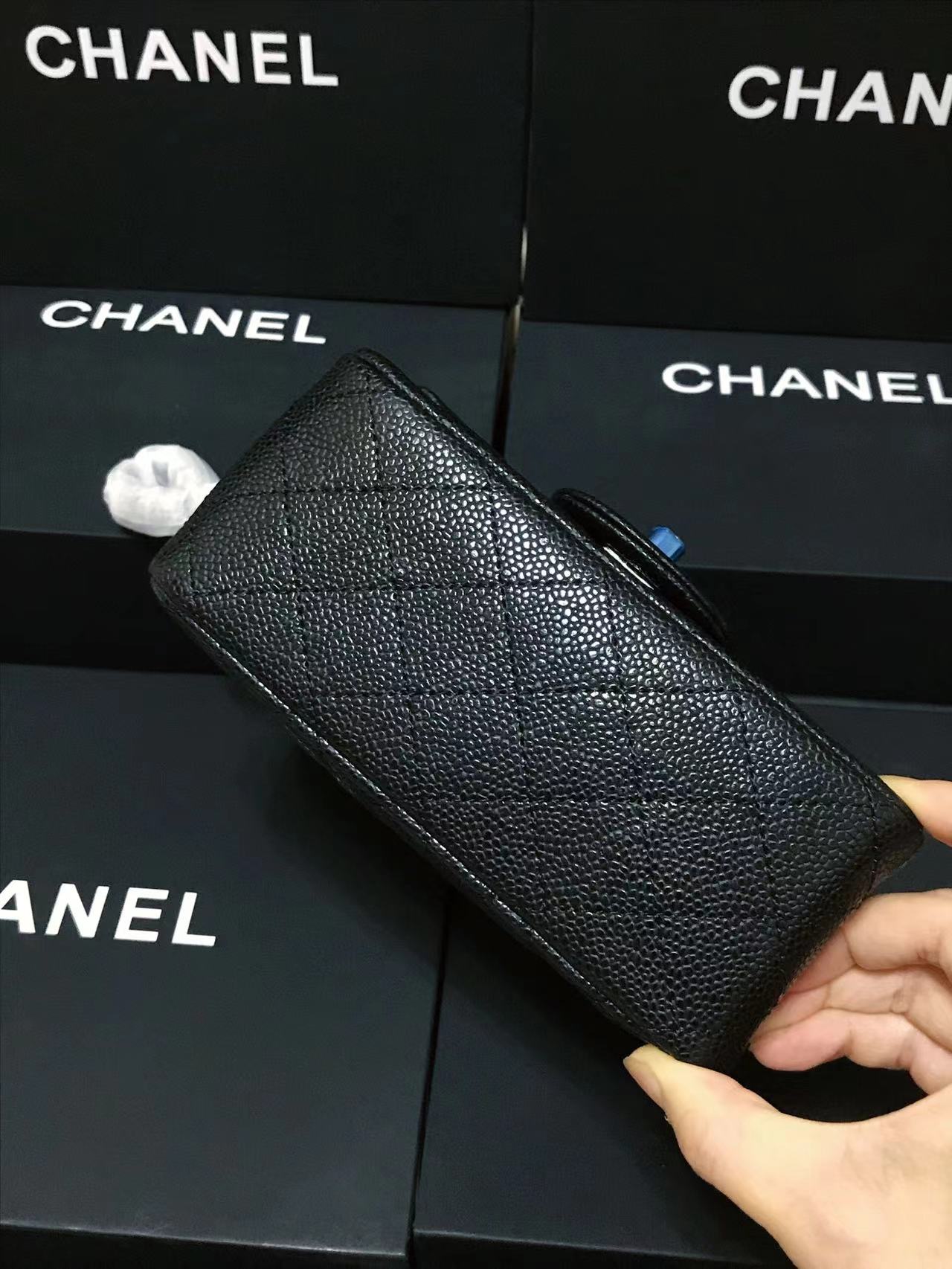 Chanel 升级版cf方胖子型号:AS1115简介: 质量 之作 华丽与气质的前沿 是你意想不到的尊贵