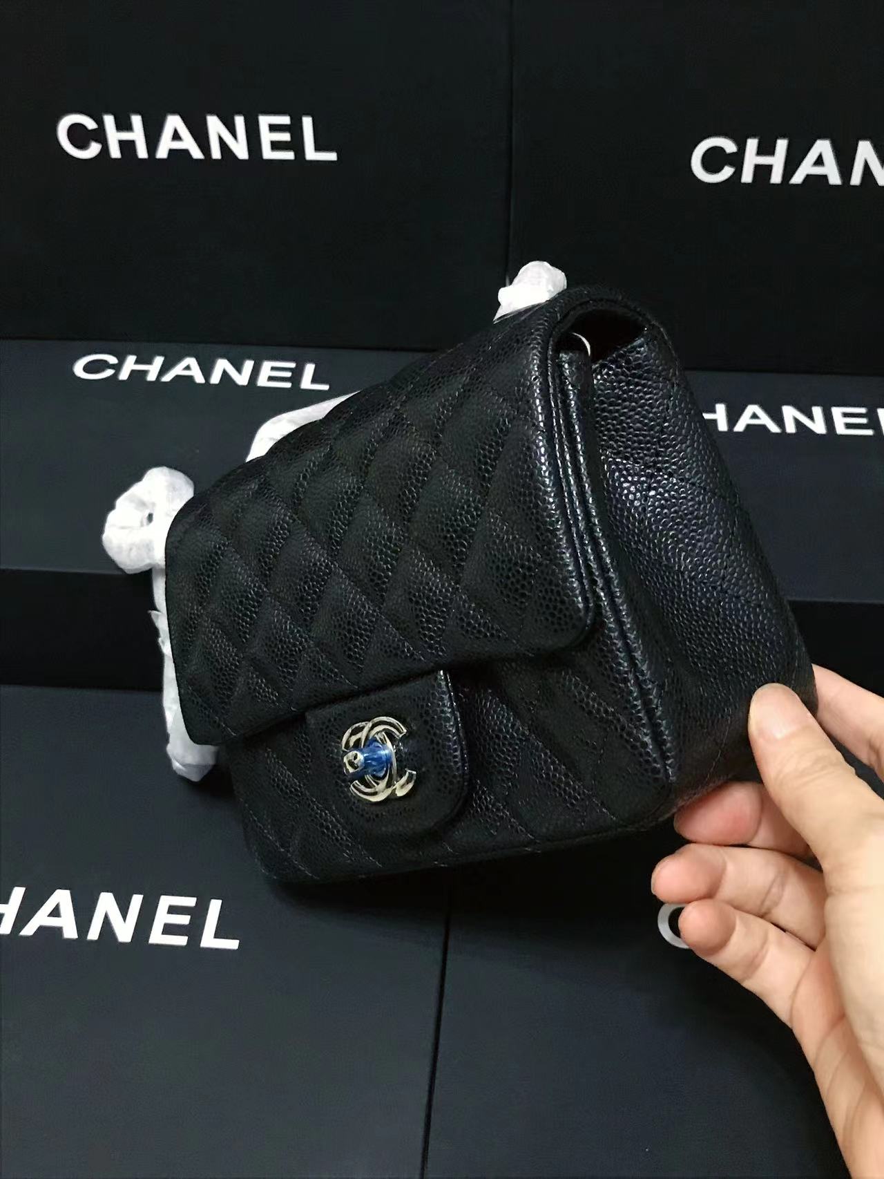Chanel 升级版cf方胖子型号:AS1115简介: 质量 之作 华丽与气质的前沿 是你意想不到的尊贵
