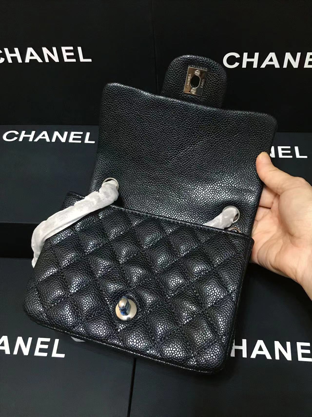 Chanel 升级版cf方胖子型号:AS1115简介: 质量 之作 华丽与气质的前沿 是你意想不到的尊贵
