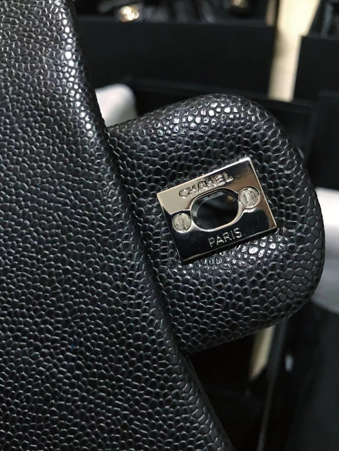 Chanel 升级版cf方胖子型号:AS1115简介: 质量 之作 华丽与气质的前沿 是你意想不到的尊贵