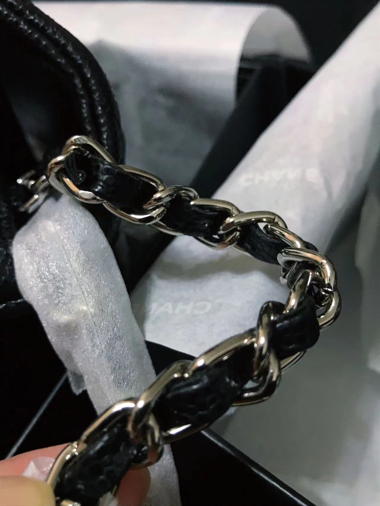 Chanel 升级版cf方胖子型号:AS1115简介: 质量 之作 华丽与气质的前沿 是你意想不到的尊贵