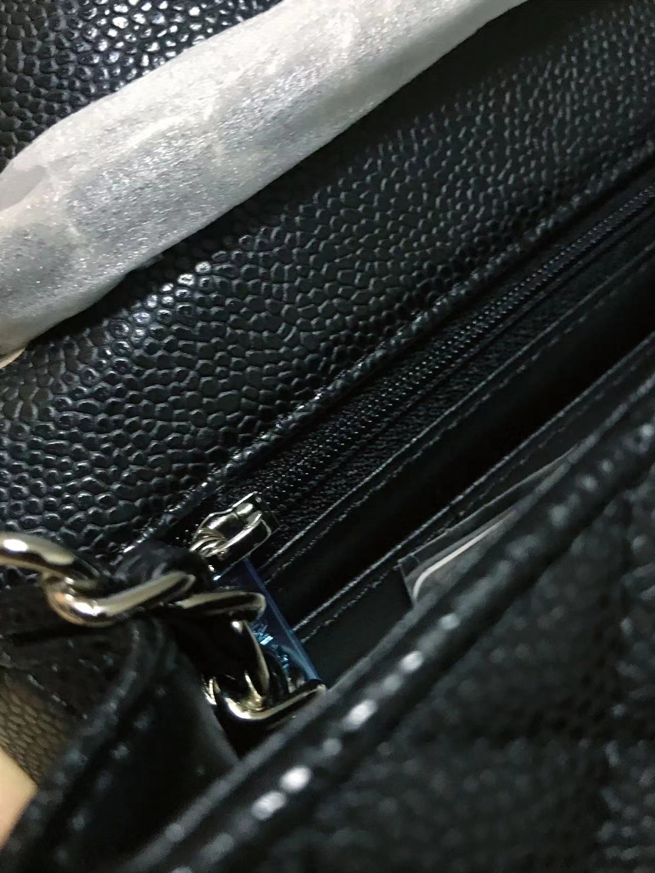 Chanel 升级版cf方胖子型号:AS1115简介: 质量 之作 华丽与气质的前沿 是你意想不到的尊贵