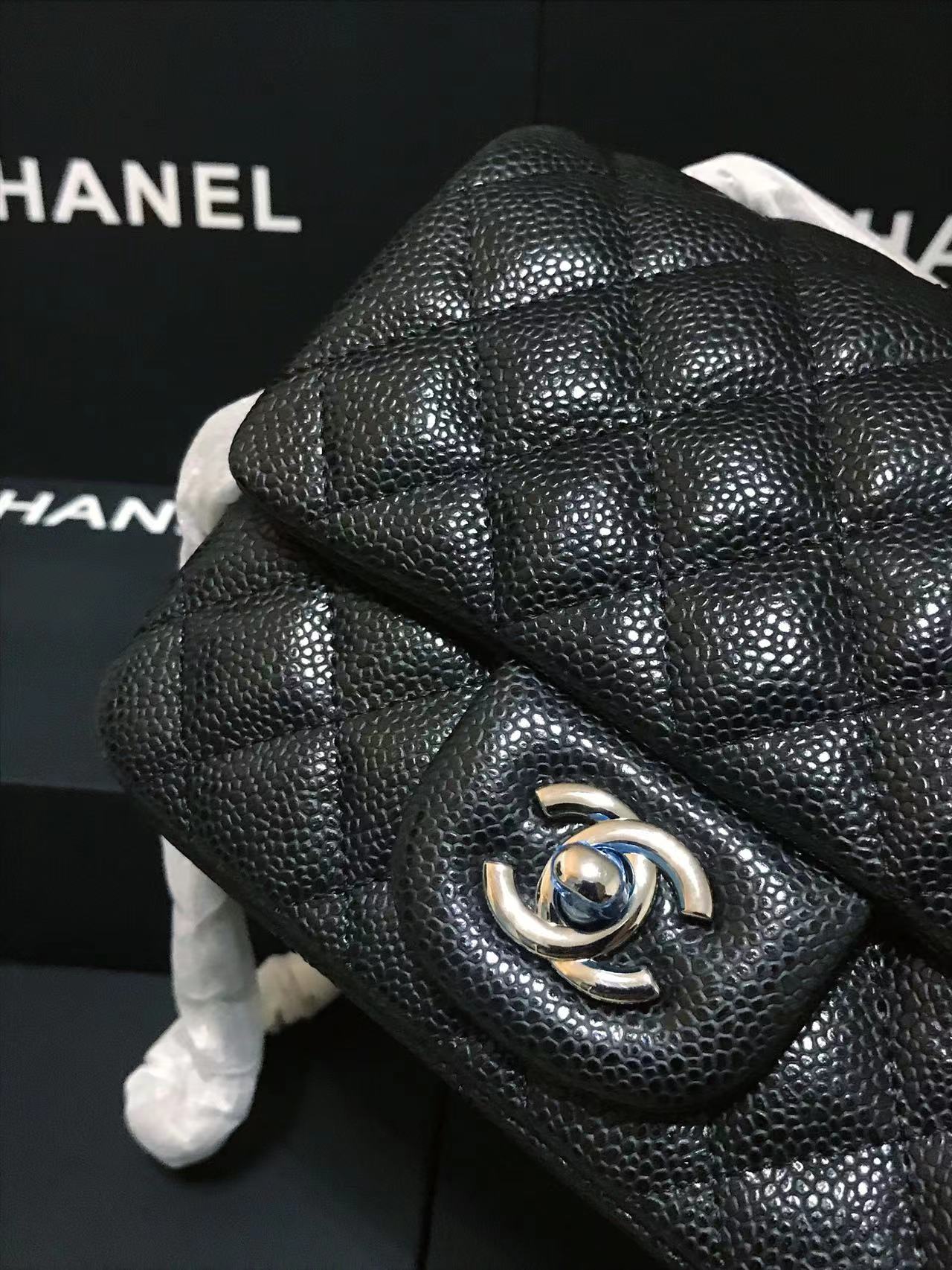 Chanel 升级版cf方胖子型号:AS1115简介: 质量 之作 华丽与气质的前沿 是你意想不到的尊贵