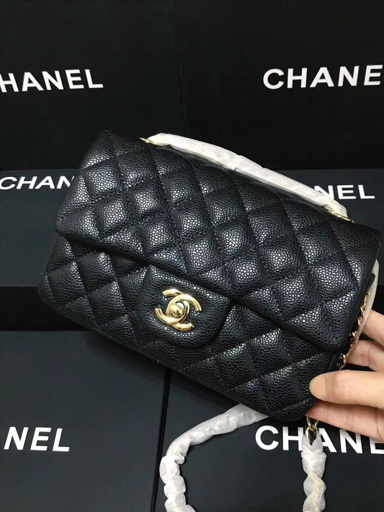 Chanel 升级版cf方胖子型号:AS1116简介: 质量 之作 华丽与气质的前沿 是你意想不到的尊贵