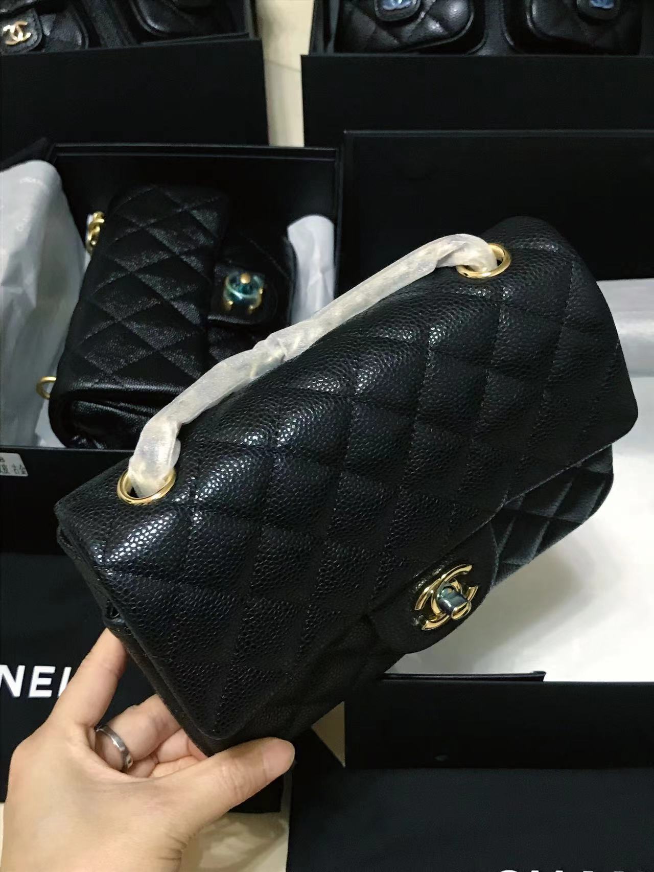 Chanel 升级版cf方胖子型号:AS1116简介: 质量 之作 华丽与气质的前沿 是你意想不到的尊贵