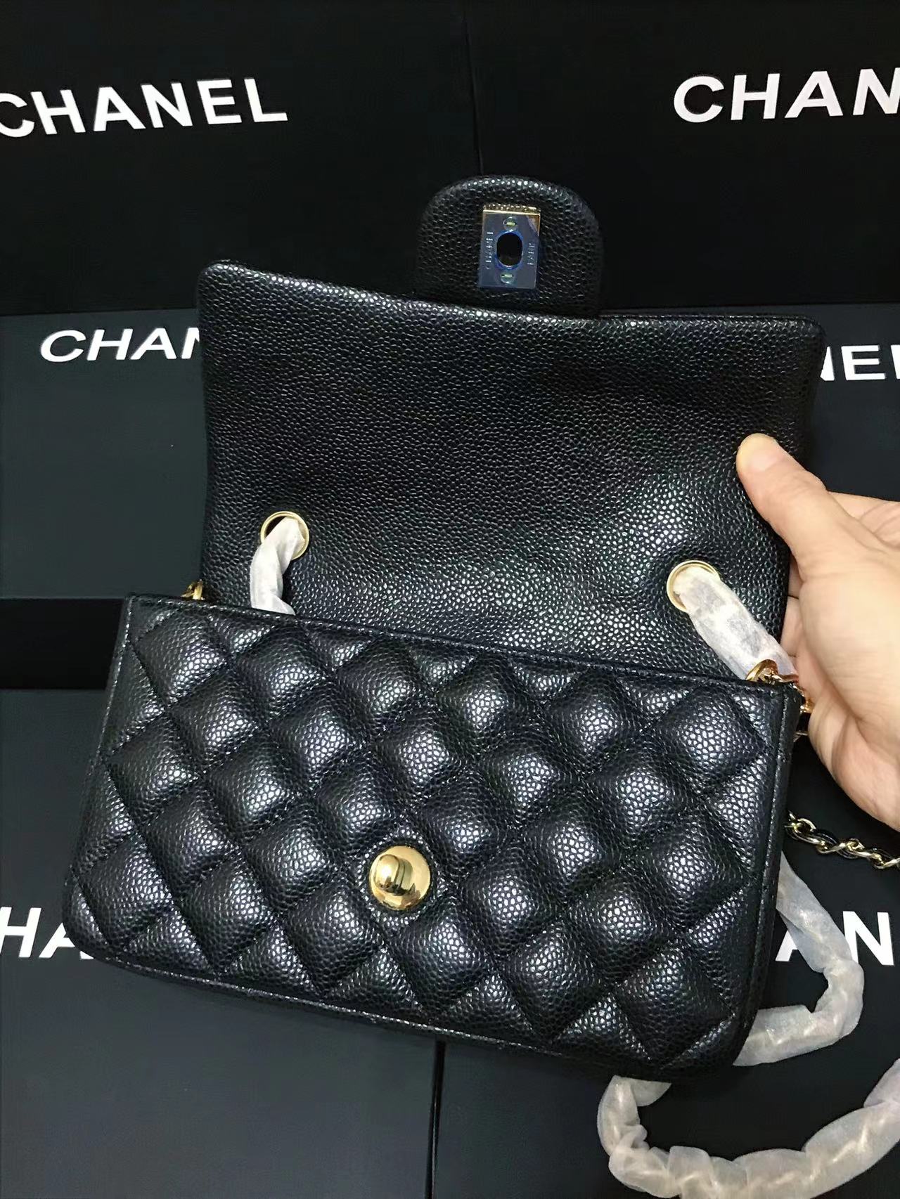Chanel 升级版cf方胖子型号:AS1116简介: 质量 之作 华丽与气质的前沿 是你意想不到的尊贵