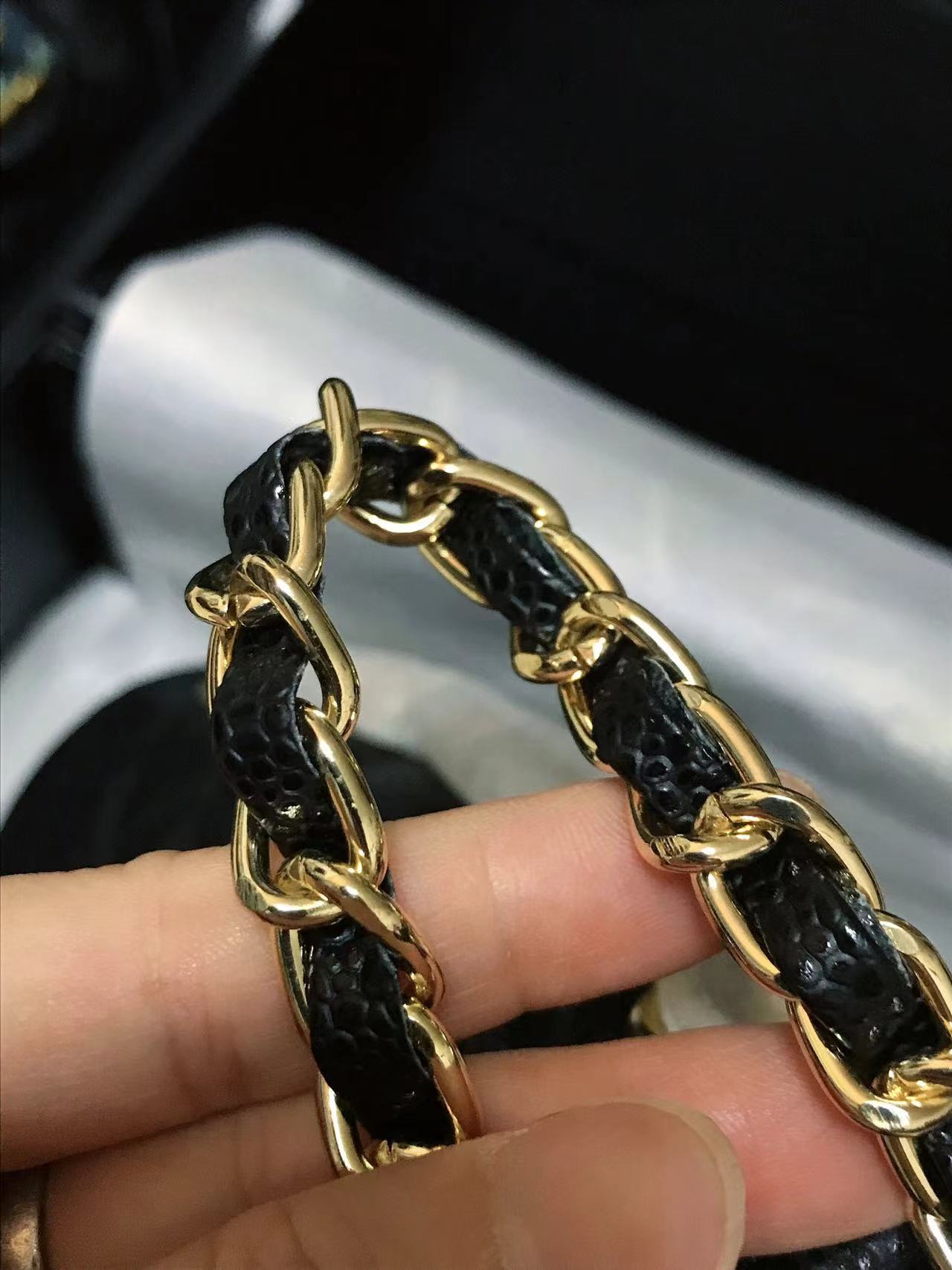 Chanel 升级版cf方胖子型号:AS1116简介: 质量 之作 华丽与气质的前沿 是你意想不到的尊贵