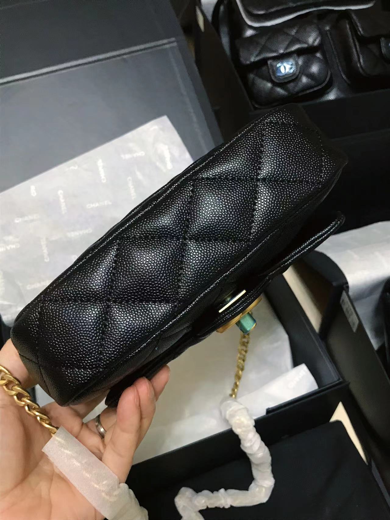 Chanel 升级版方胖子cf型号:AS3828简介: 质量 之作 华丽与气质的前沿 是你意想不到的尊贵