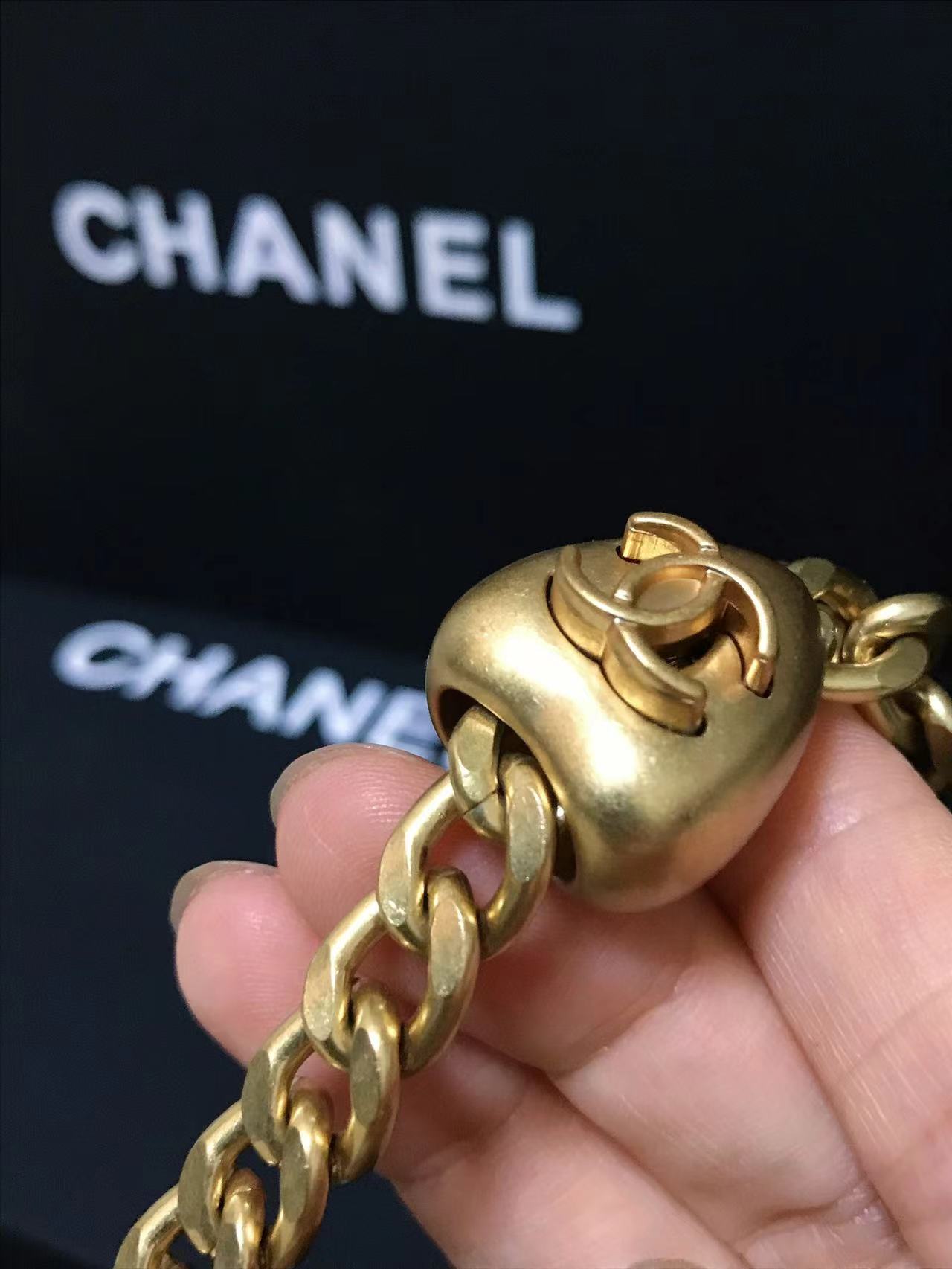 Chanel 升级版方胖子cf型号:AS3828简介: 质量 之作 华丽与气质的前沿 是你意想不到的尊贵
