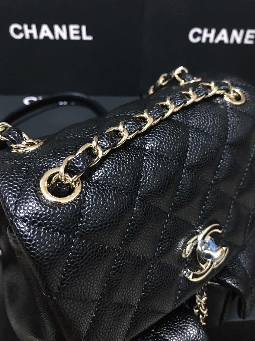Chanel 升级版本背包型号:AS6150简介: 质量 之作 华丽与气质的前沿 是你意想不到的尊贵