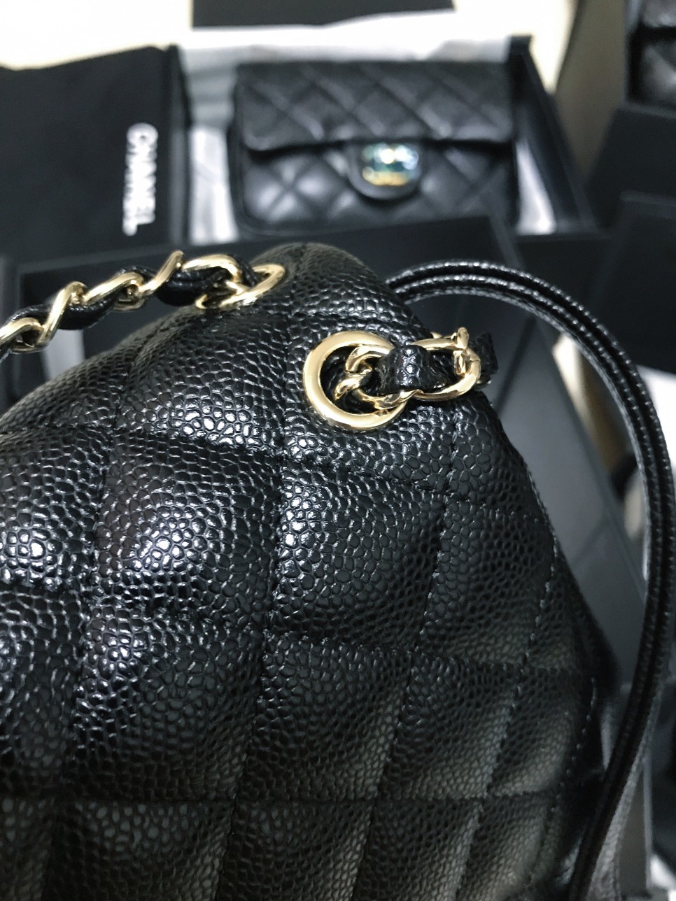 Chanel 升级版本背包型号:AS6150简介: 质量 之作 华丽与气质的前沿 是你意想不到的尊贵